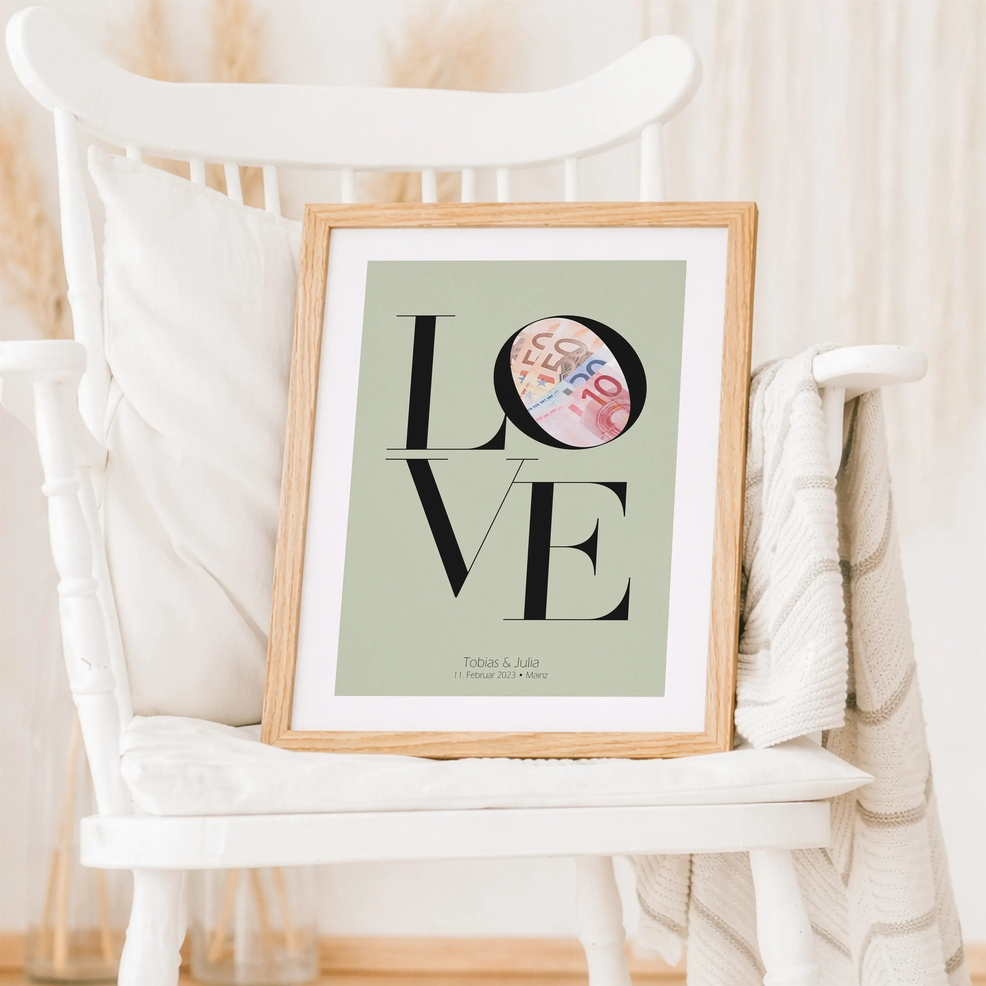 Geldgeschenk Poster Love-Personalisiertes Poster-famprints-Das Geldgeschenk Poster Love ist eine stilvolle Art, Geld zur Hochzeit, Verlobung oder zum Jahrestag zu verschenken. Der ikonische Love Schriftzug verbindet modernes Design mit einer klaren Botsch