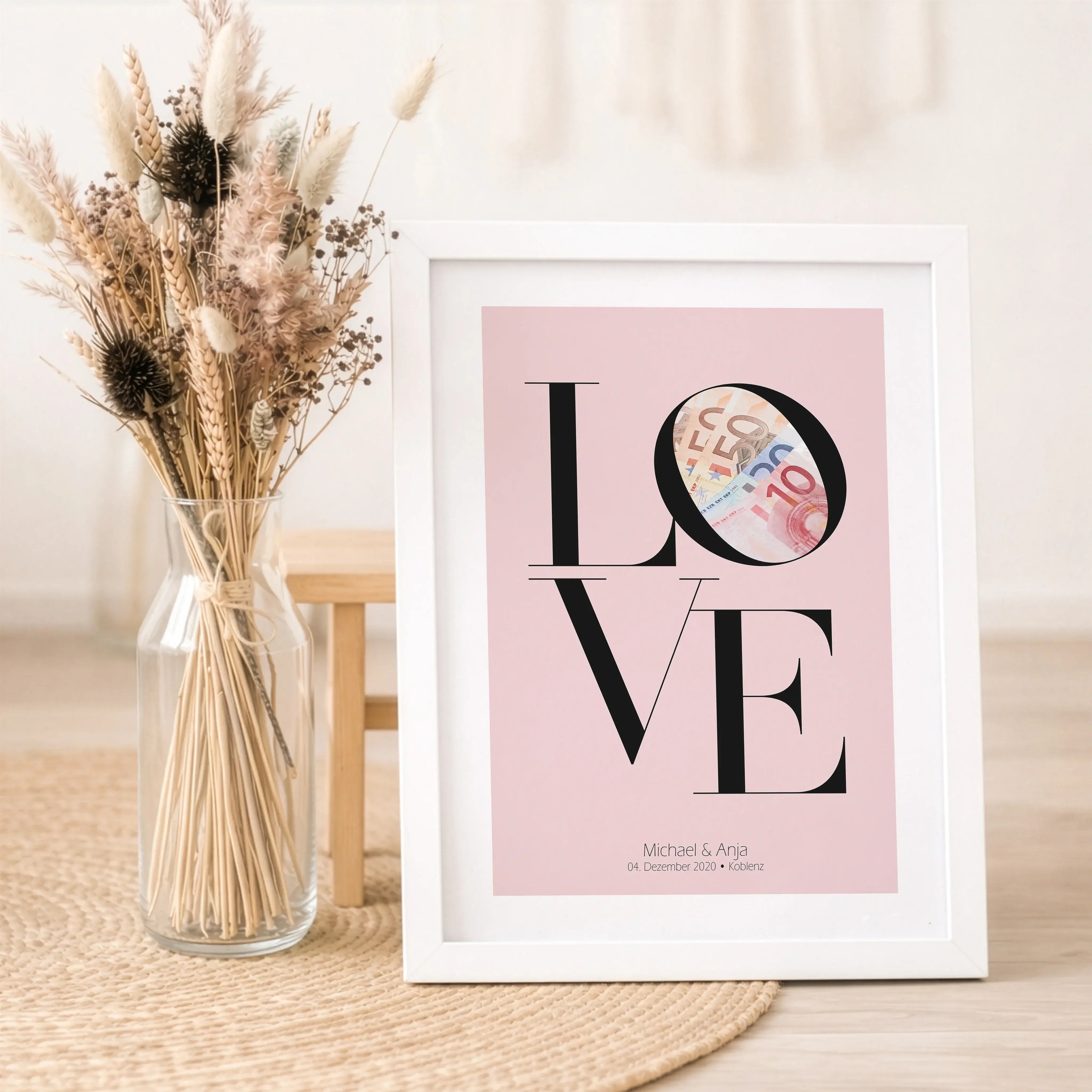 Geldgeschenk Poster Love-Personalisiertes Poster-famprints-Das Geldgeschenk Poster Love ist eine stilvolle Art, Geld zur Hochzeit, Verlobung oder zum Jahrestag zu verschenken. Der ikonische Love Schriftzug verbindet modernes Design mit einer klaren Botsch