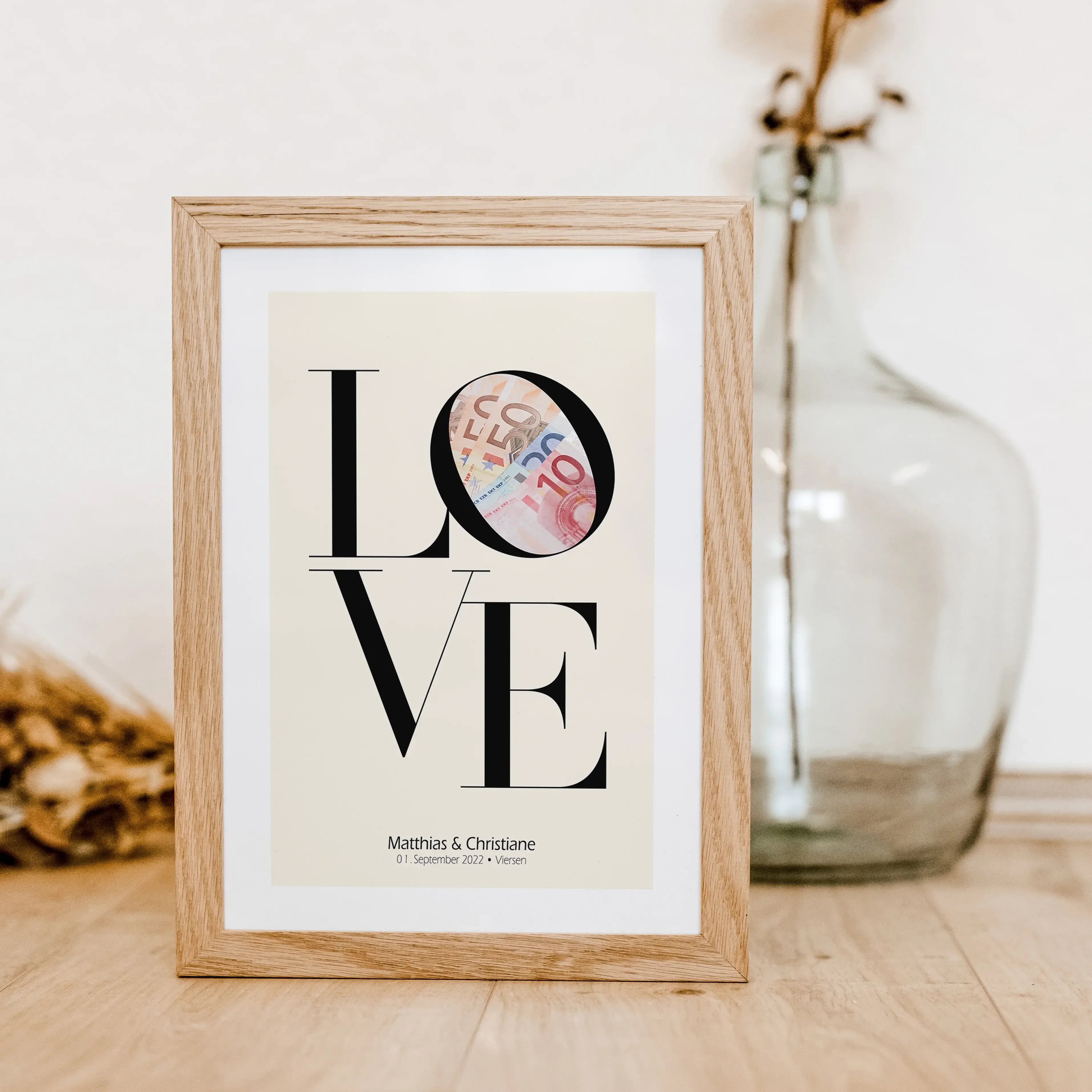 Geldgeschenk Poster Love-famprints-Personalisiertes Poster-Das Geldgeschenk Love ist das perfekte Geschenk zur Hochzeit. Das Poster mit dem Love Schriftzug bietet eine kreative Möglichkeit, Geld zu verschenken. Hinter dem O kann das Geld versteckt werden,