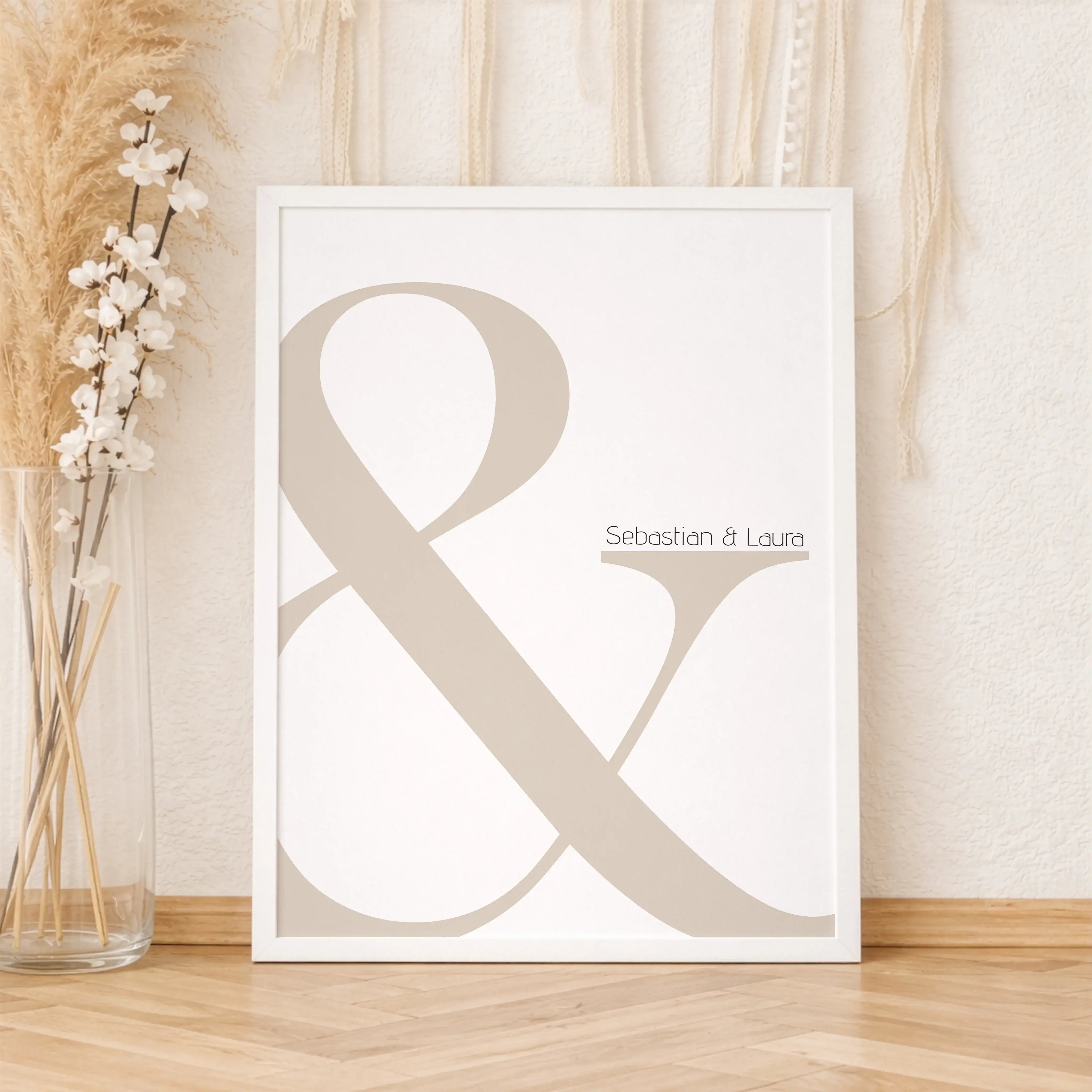 Und Poster-Personalisiertes Poster-famprints-Das Und Poster ist mehr als ein schlichtes Wandbild. Es steht für Verbindung, Zusammenhalt und all die kleinen Momente, die euch als Paar ausmachen. Mit euren Namen personalisiert wird aus einem typografischen