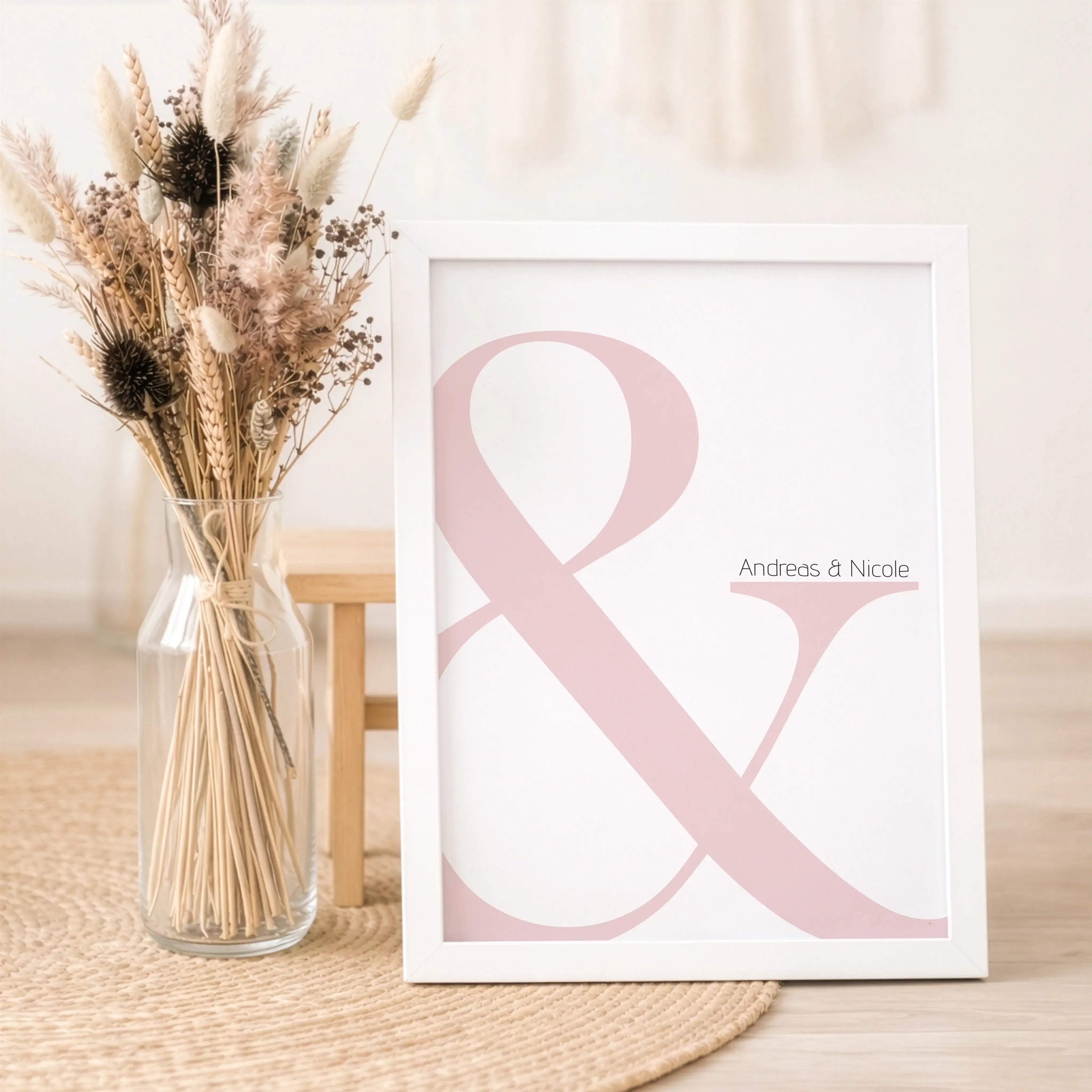 Und Poster-Personalisiertes Poster-famprints-Das Und Poster ist mehr als ein schlichtes Wandbild. Es steht für Verbindung, Zusammenhalt und all die kleinen Momente, die euch als Paar ausmachen. Mit euren Namen personalisiert wird aus einem typografischen