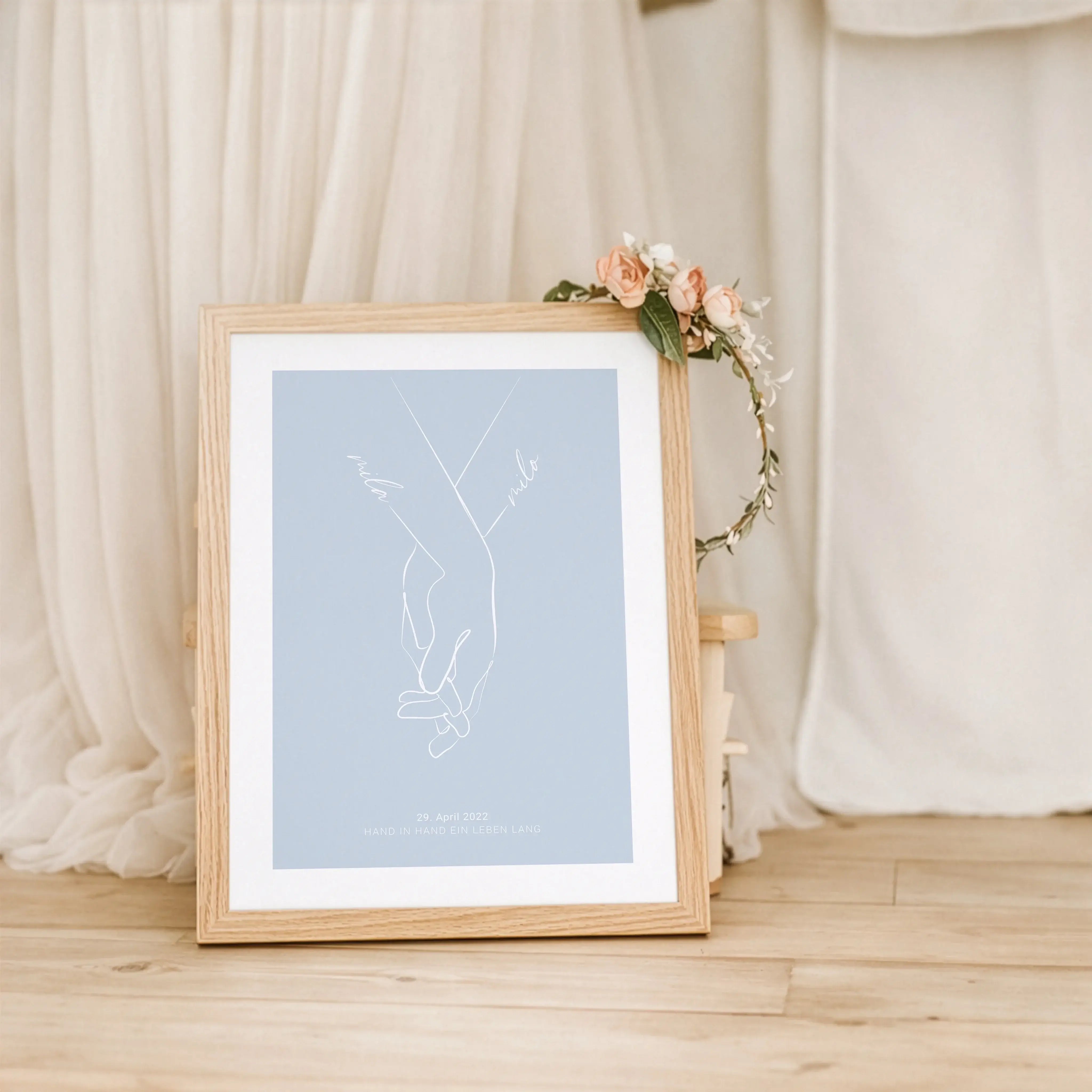 Poster 'Hand in Hand'-Personalisiertes Poster-famprints-Das Poster „Hand in Hand“ ist eine persönliche Art, Liebe sichtbar zu machen. Zwei ineinandergreifende Hände, gezeichnet, kombiniert mit euren Vornamen und einem besonderen Datum, erzählen eure Gesch