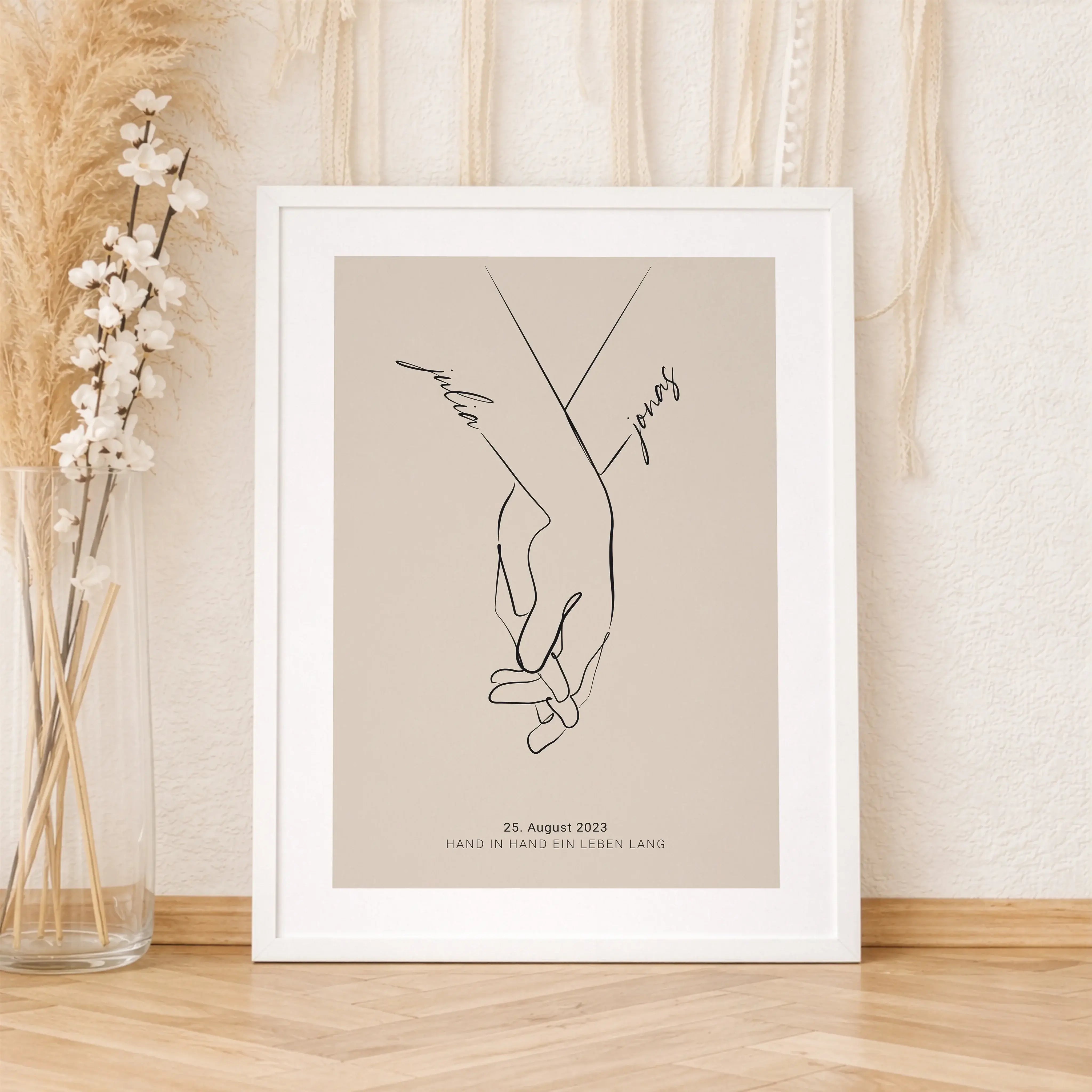 Poster 'Hand in Hand'-Personalisiertes Poster-famprints-Das Poster „Hand in Hand“ ist eine persönliche Art, Liebe sichtbar zu machen. Zwei ineinandergreifende Hände, gezeichnet, kombiniert mit euren Vornamen und einem besonderen Datum, erzählen eure Gesch