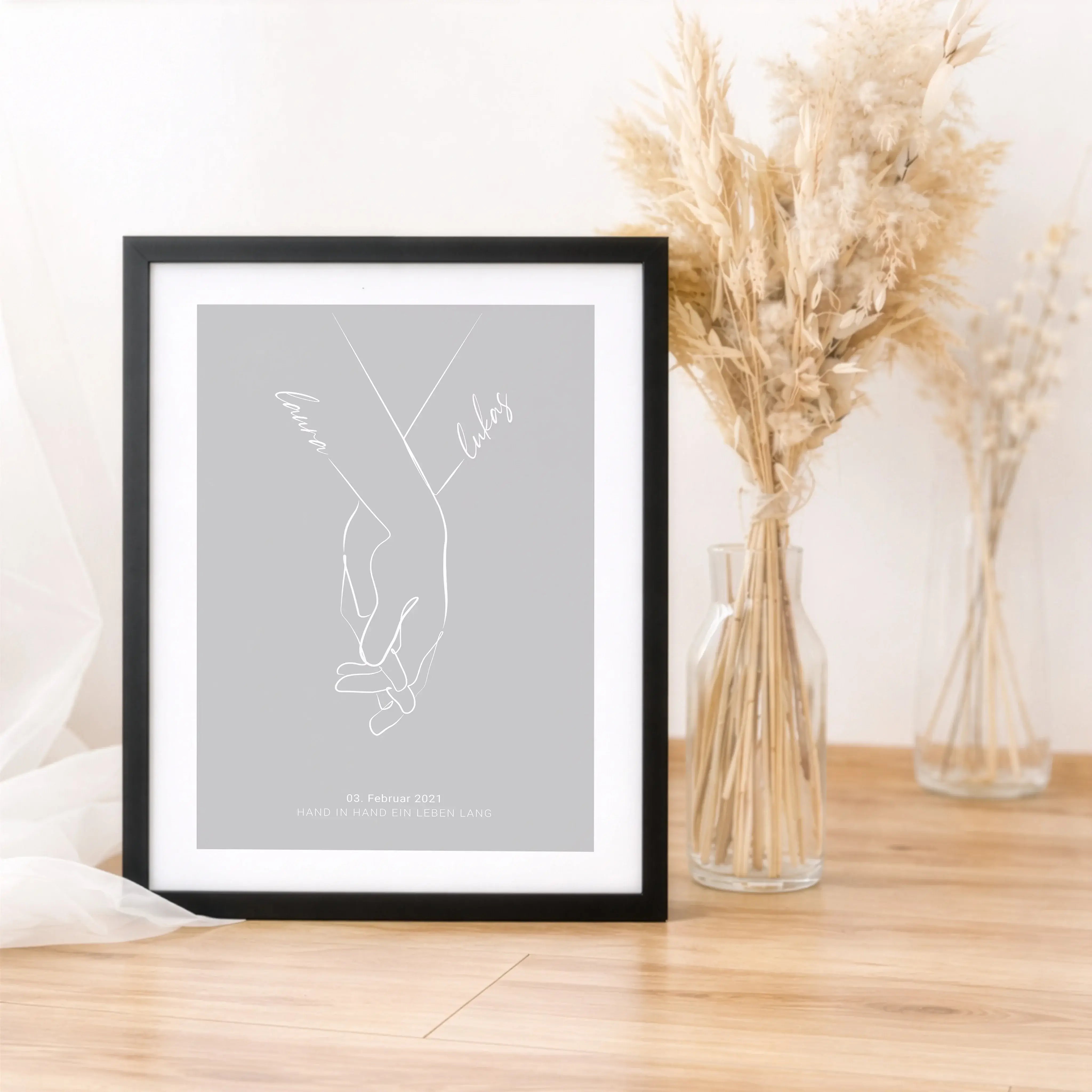 Poster 'Hand in Hand'-Personalisiertes Poster-famprints-Das Poster „Hand in Hand“ ist eine persönliche Art, Liebe sichtbar zu machen. Zwei ineinandergreifende Hände, gezeichnet, kombiniert mit euren Vornamen und einem besonderen Datum, erzählen eure Gesch