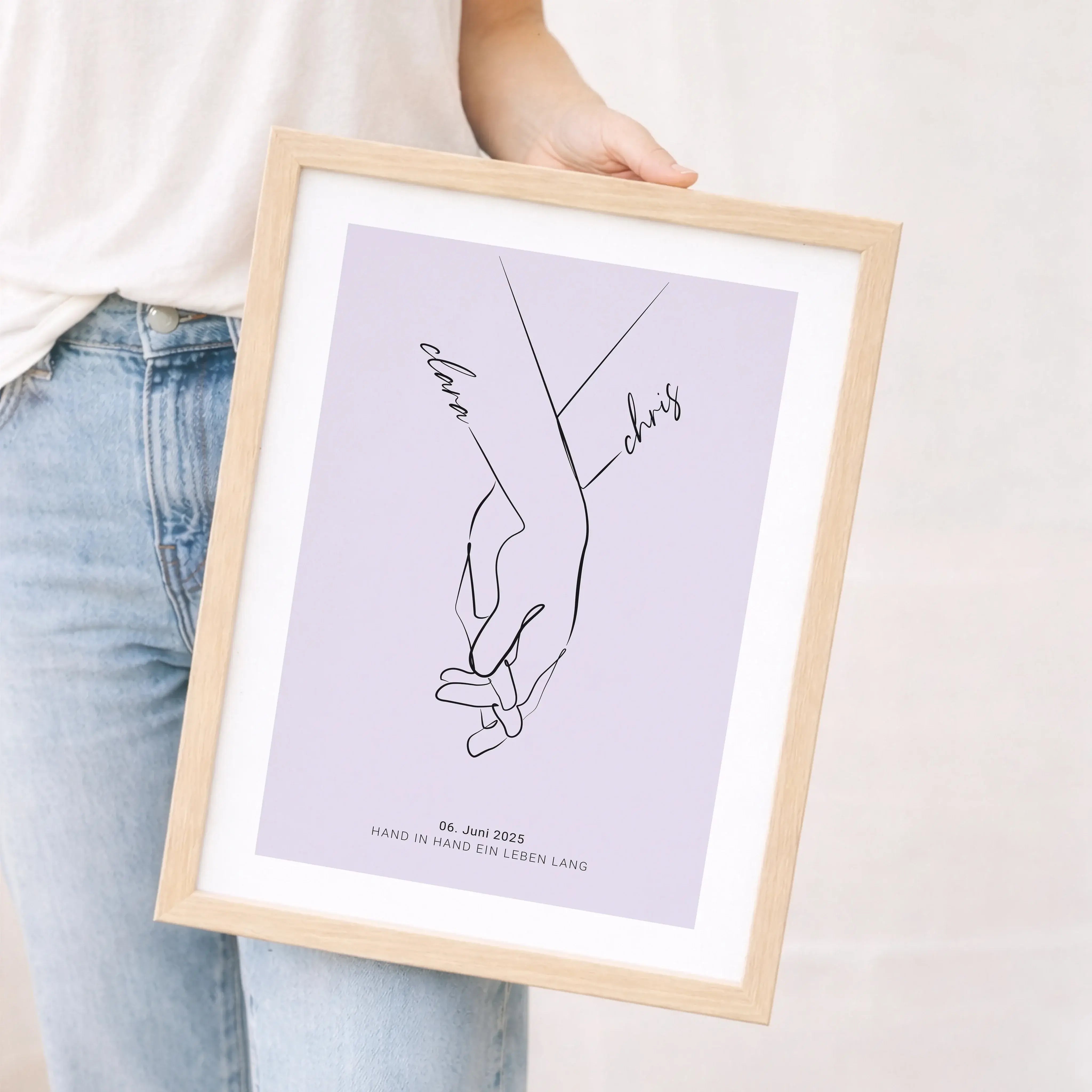 Poster 'Hand in Hand'-Personalisiertes Poster-famprints-Das Poster „Hand in Hand“ ist eine persönliche Art, Liebe sichtbar zu machen. Zwei ineinandergreifende Hände, gezeichnet, kombiniert mit euren Vornamen und einem besonderen Datum, erzählen eure Gesch