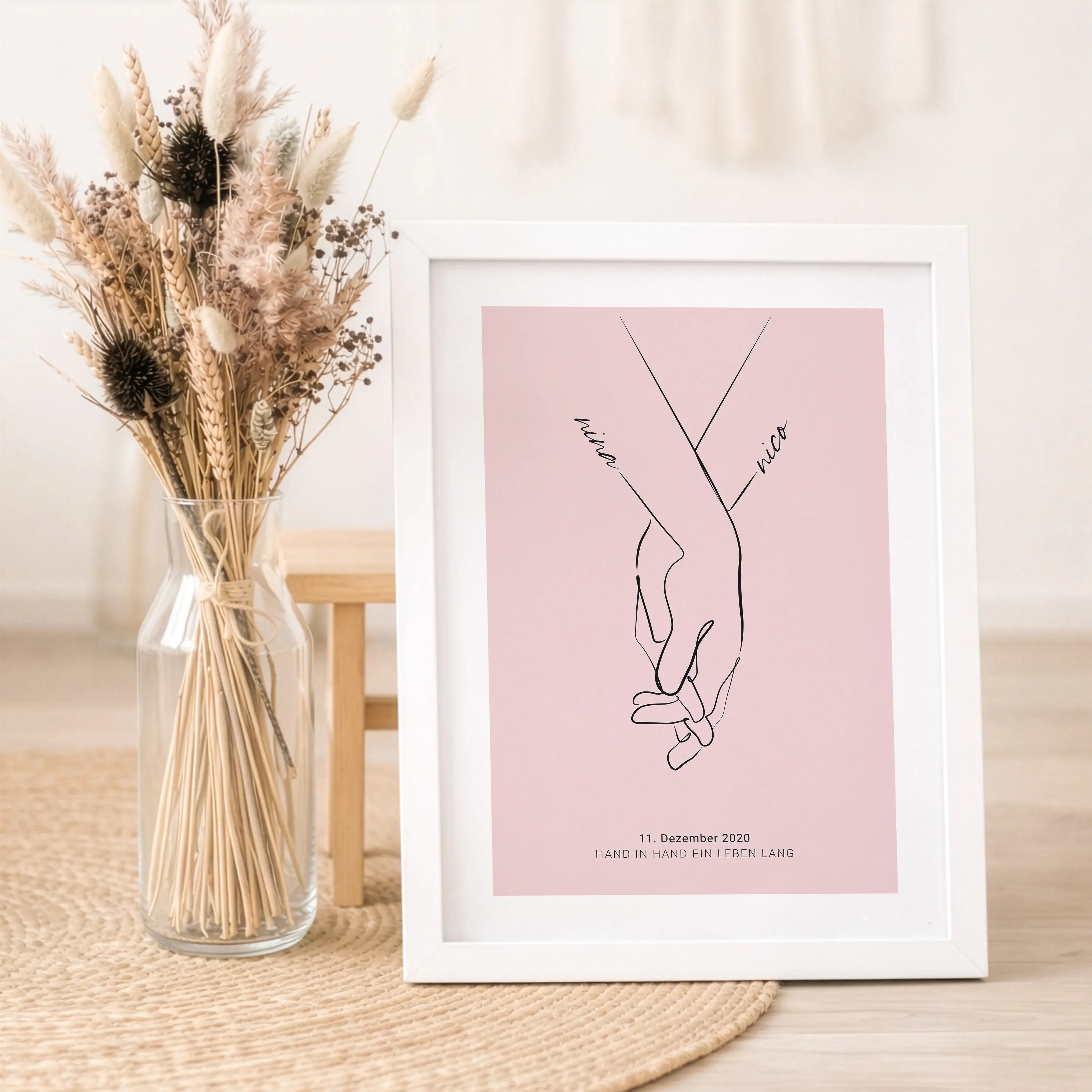 Poster 'Hand in Hand'-Personalisiertes Poster-famprints-Das Poster „Hand in Hand“ ist eine persönliche Art, Liebe sichtbar zu machen. Zwei ineinandergreifende Hände, gezeichnet, kombiniert mit euren Vornamen und einem besonderen Datum, erzählen eure Gesch