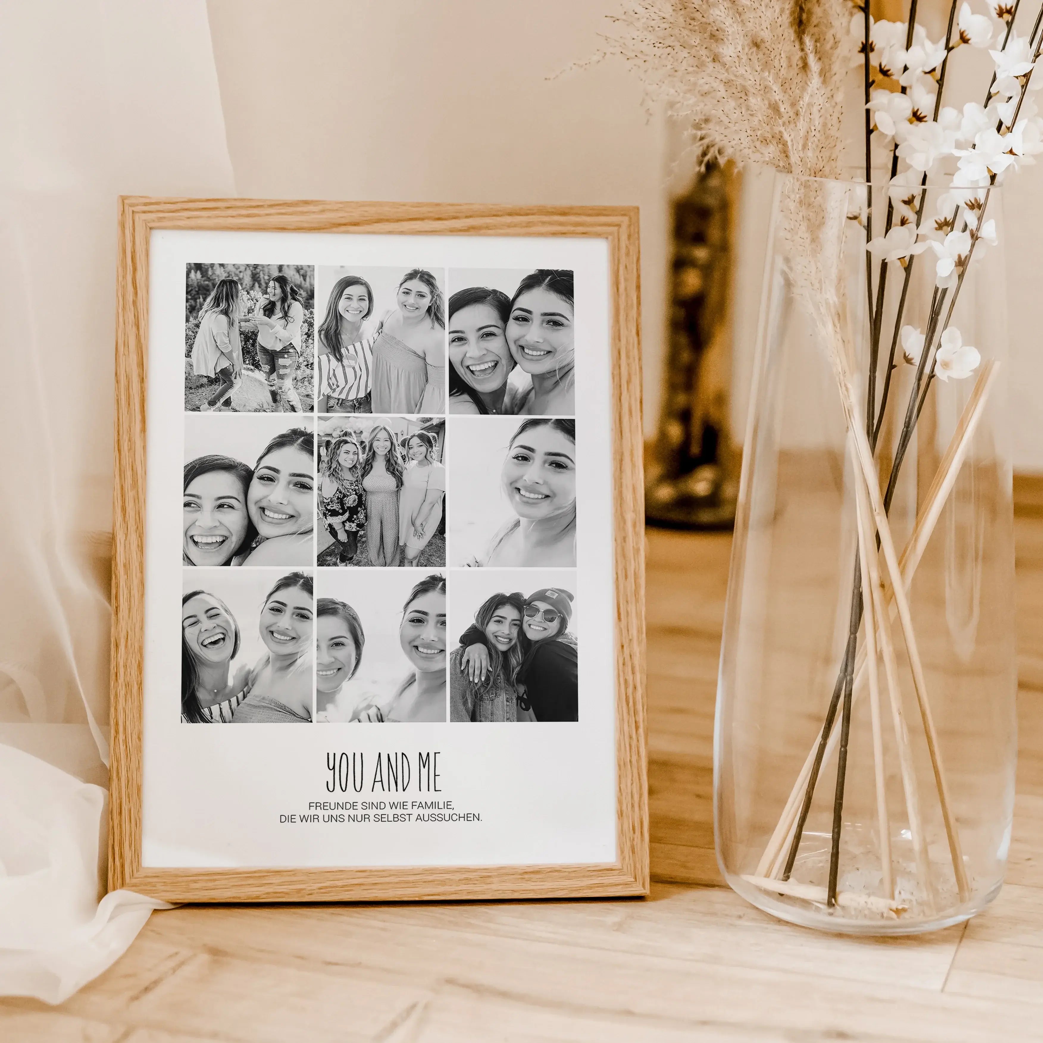 You and me Foto Poster-famprints-Personalisiertes Poster-Das You and me Foto Poster ist die perfekte Möglichkeit, deine Lieblingsmomente festzuhalten. Mit Platz für 9 Fotos und 2 personalisierbaren Textzeilen wird jedes Poster zu einem einzigartigen Kunst