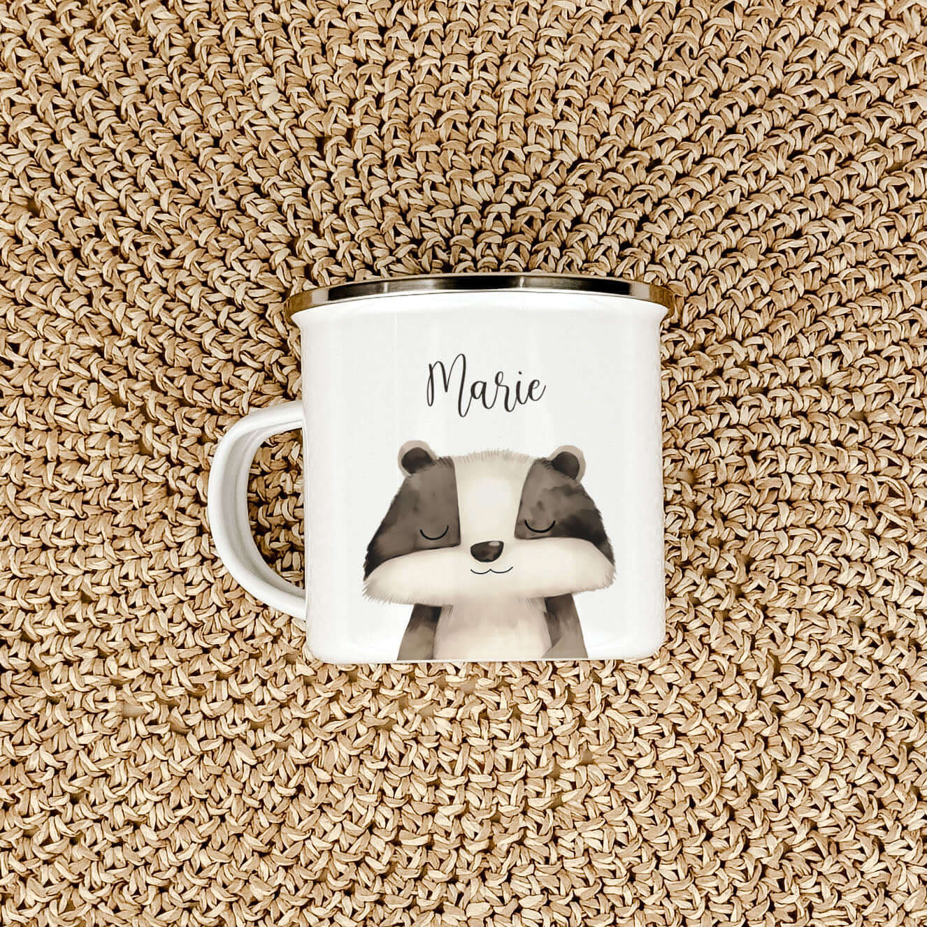 Emaille Tasse Dachs Portrait-famprints-Emaille Tasse-Entdecke die bezaubernde Emaille Tasse Dachs Portrait, die ideale Begleiterin für kleine Dachs Liebhaber! Diese personalisierte Emaille Tasse ist nicht nur praktisch, sondern bringt auch ein Lächeln ins