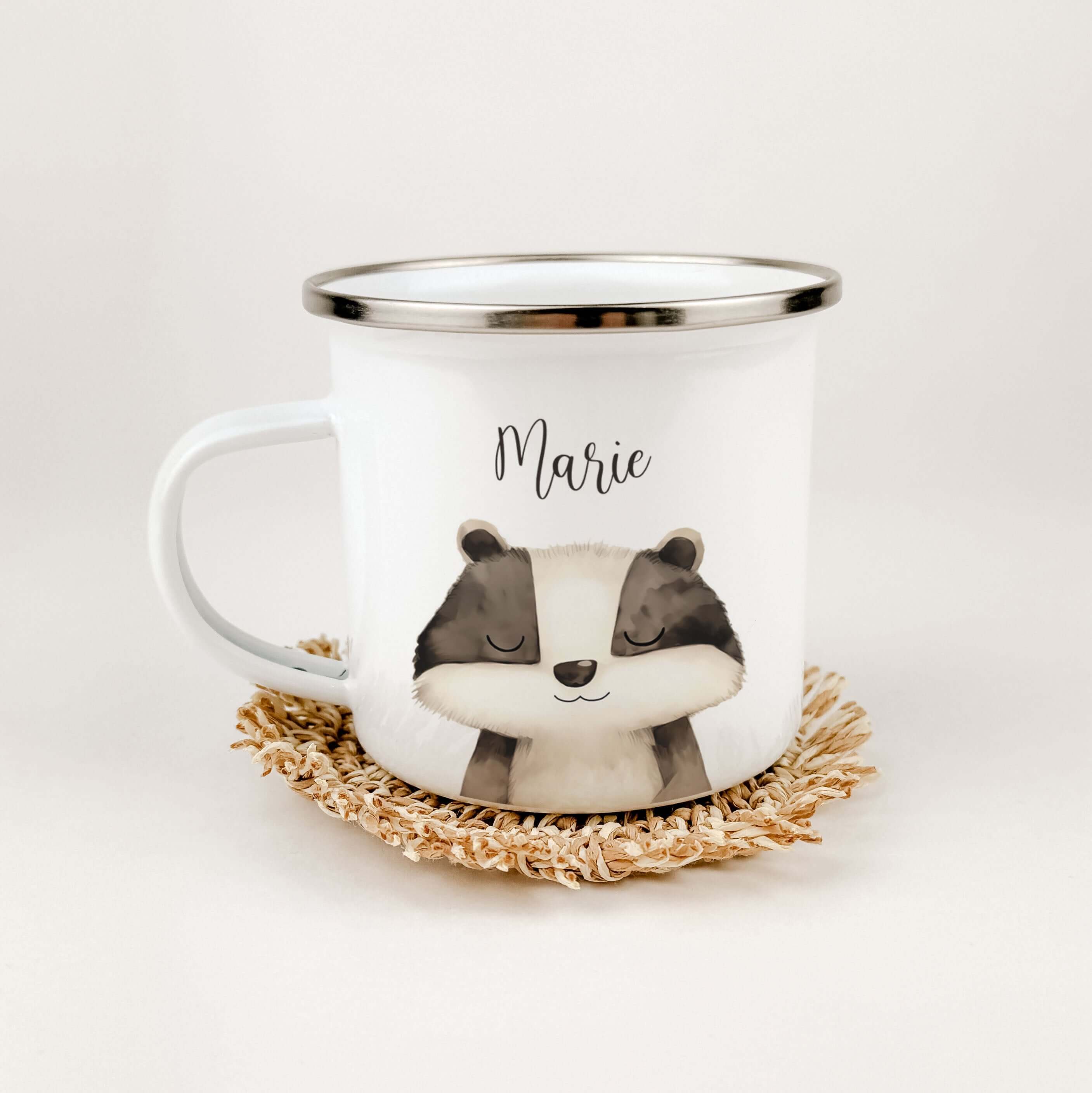Emaille Tasse Dachs Portrait-famprints-Emaille Tasse-Entdecke die bezaubernde Emaille Tasse Dachs Portrait, die ideale Begleiterin für kleine Dachs Liebhaber! Diese personalisierte Emaille Tasse ist nicht nur praktisch, sondern bringt auch ein Lächeln ins