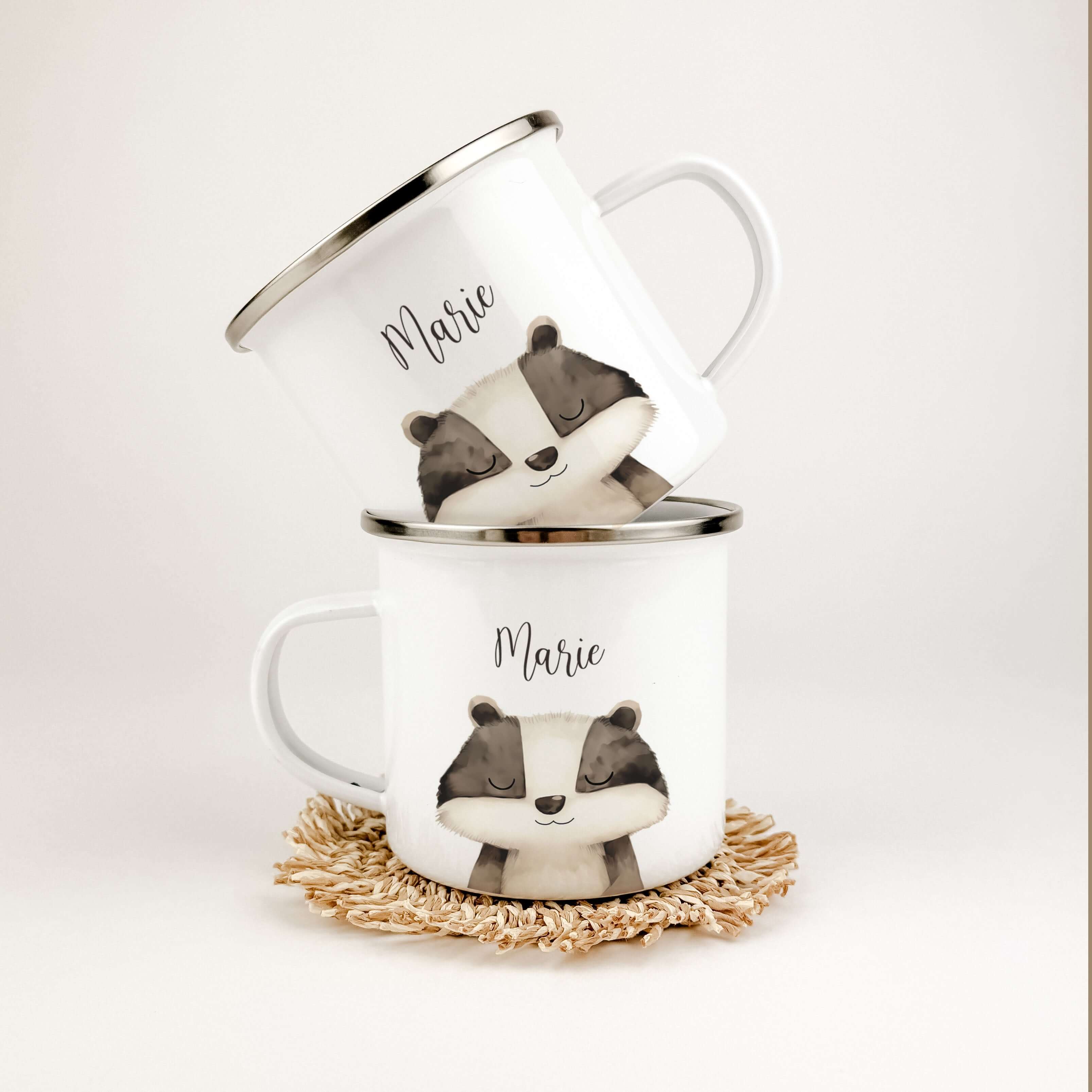 Emaille Tasse Dachs Portrait-famprints-Emaille Tasse-Entdecke die bezaubernde Emaille Tasse Dachs Portrait, die ideale Begleiterin für kleine Dachs Liebhaber! Diese personalisierte Emaille Tasse ist nicht nur praktisch, sondern bringt auch ein Lächeln ins