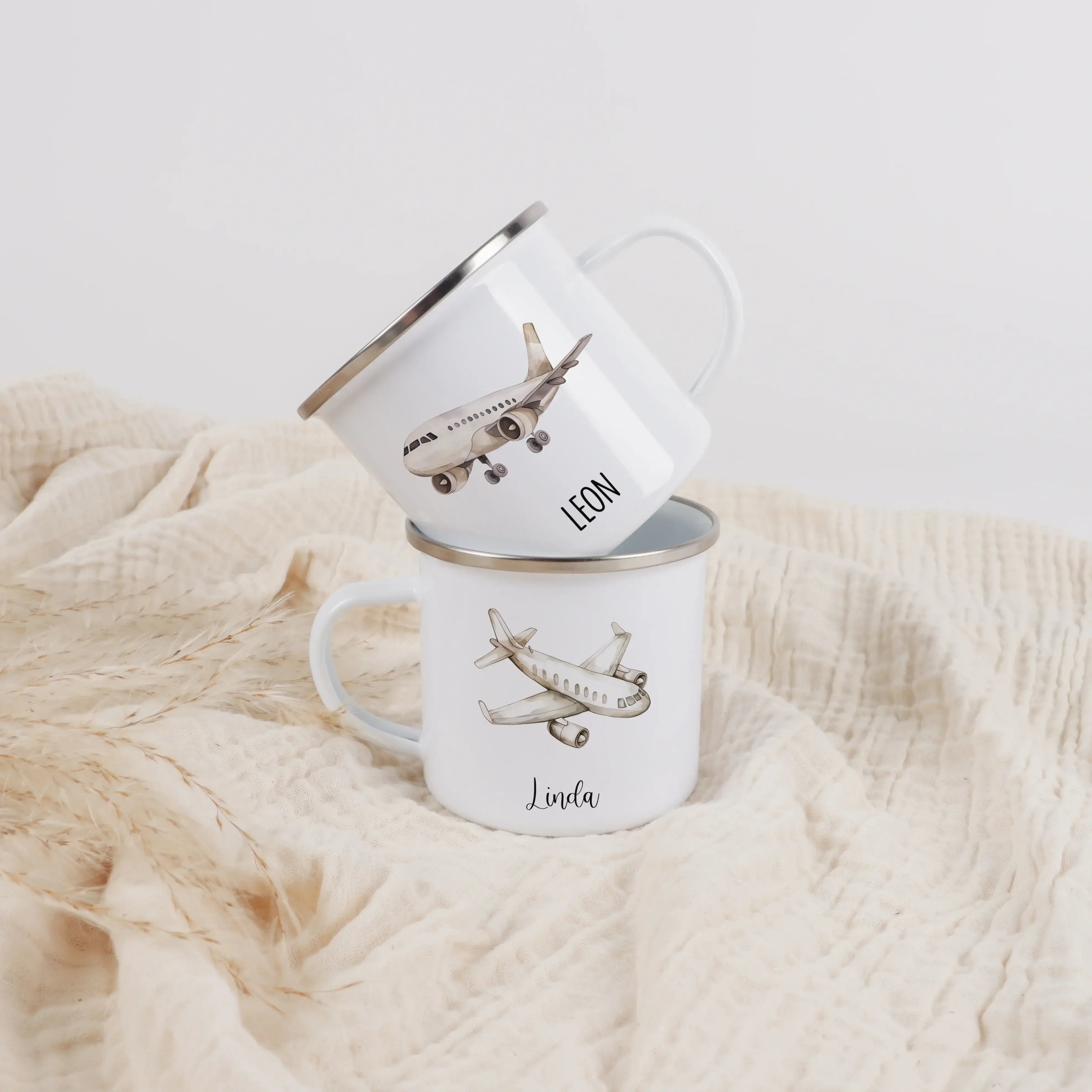 Emaille Tasse Flugzeug-Emaille Tasse-famprints-Die Emaille Tasse Flugzeug von famprints ist genau das Richtige, wenn du ein persönliches Geschenk für Kinder suchst, die Flugzeuge lieben. Das liebevoll gestaltete Motiv zeigt mehrere Flugzeugillustrationen