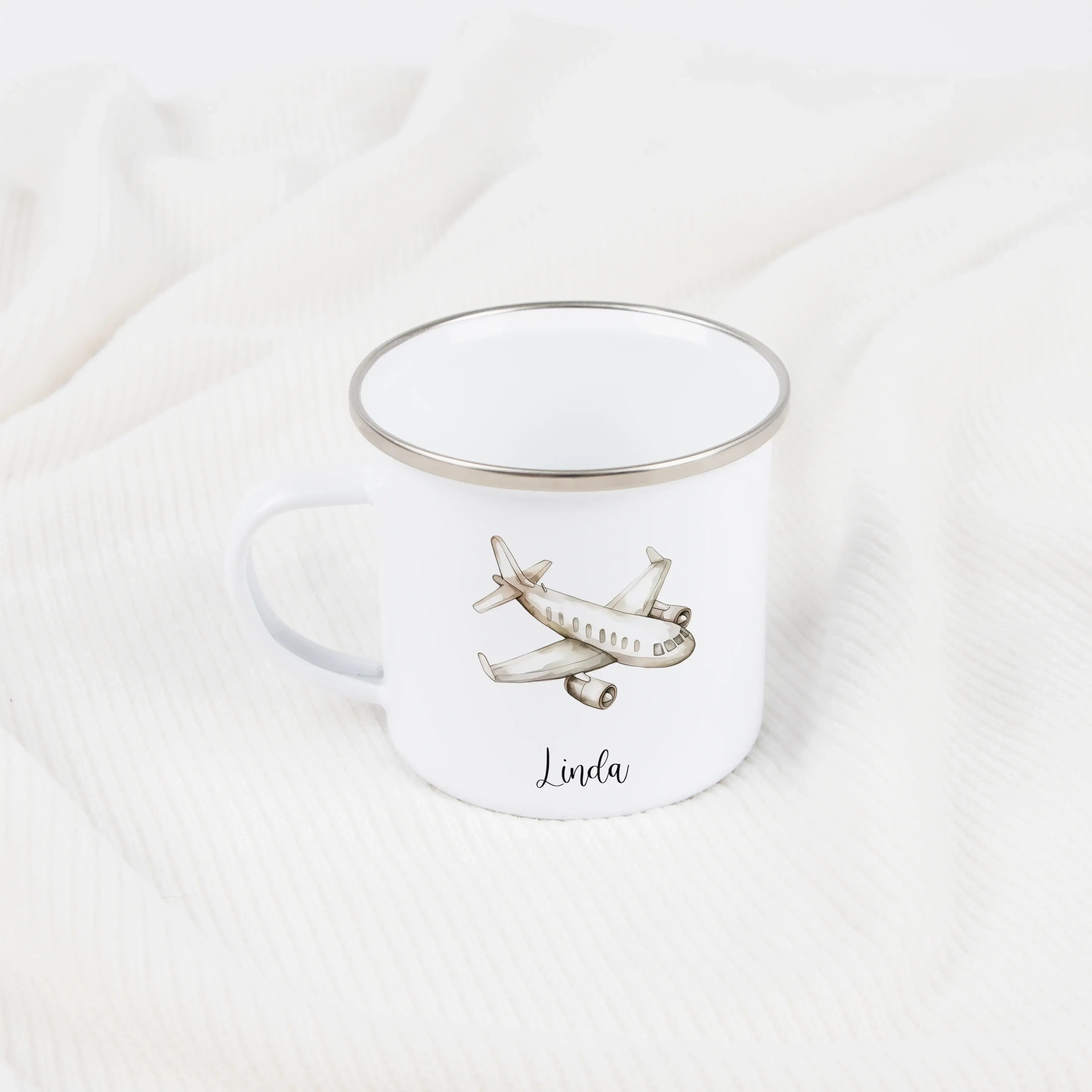 Emaille Tasse Flugzeug-Emaille Tasse-famprints-Die Emaille Tasse Flugzeug von famprints ist genau das Richtige, wenn du ein persönliches Geschenk für Kinder suchst, die Flugzeuge lieben. Das liebevoll gestaltete Motiv zeigt mehrere Flugzeugillustrationen
