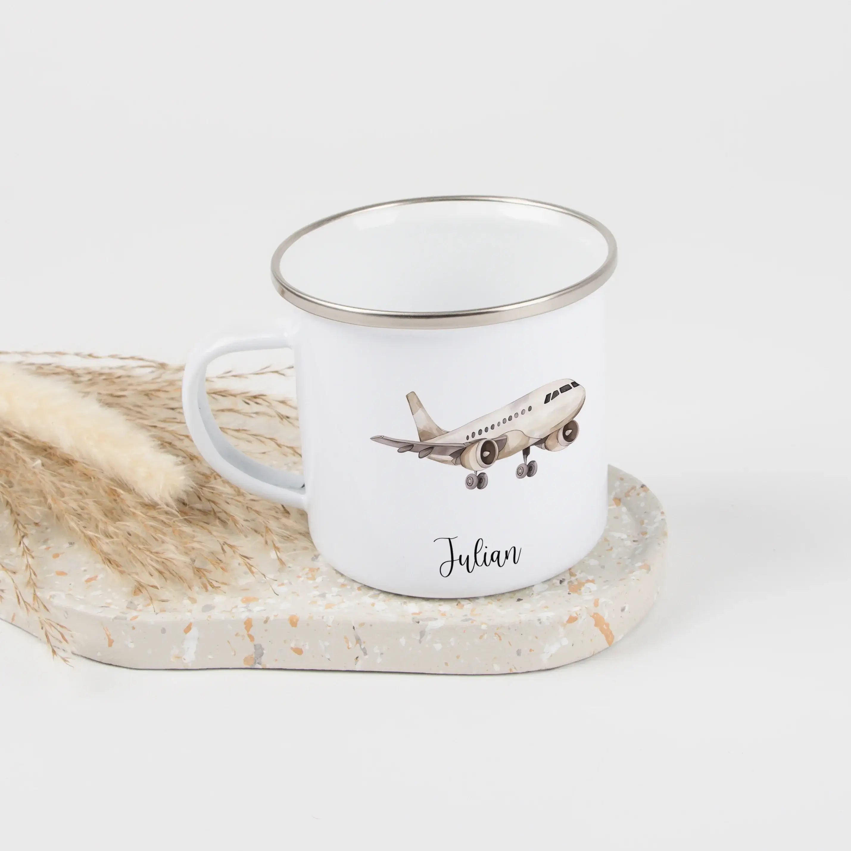 Emaille Tasse Flugzeug-Emaille Tasse-famprints-Die Emaille Tasse Flugzeug von famprints ist genau das Richtige, wenn du ein persönliches Geschenk für Kinder suchst, die Flugzeuge lieben. Das liebevoll gestaltete Motiv zeigt mehrere Flugzeugillustrationen