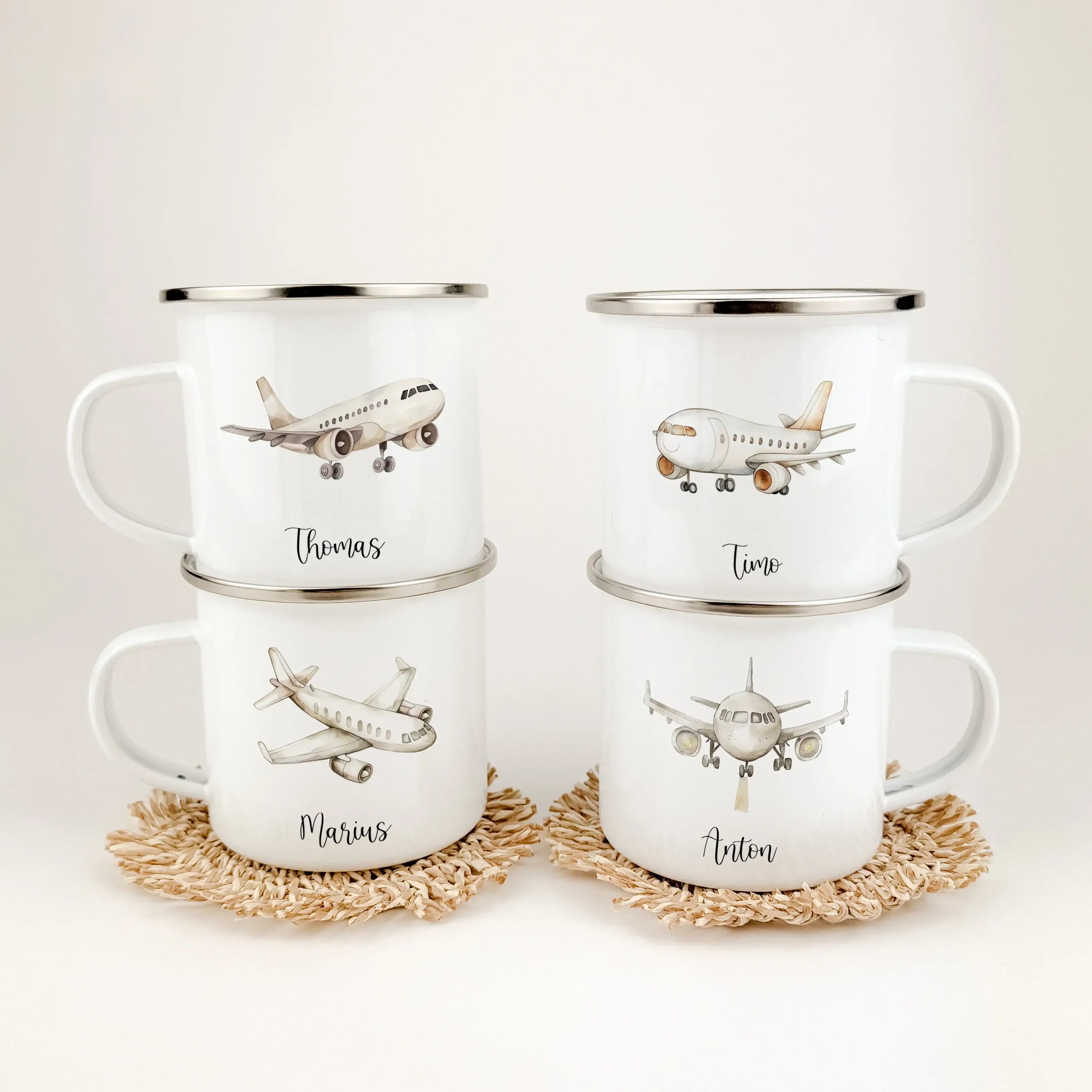 Emaille Tasse Flugzeug - Emaille Tasse - famprints - Entdecke unsere einzigartige Emaille Tasse Flugzeug – das perfekte Geschenk für kleine Flugzeugfans! Die Tasse zeigt vier verschiedene Flugzeug-Designs in stilvoller Wasserfarbe-Optik, die Kinderherzen