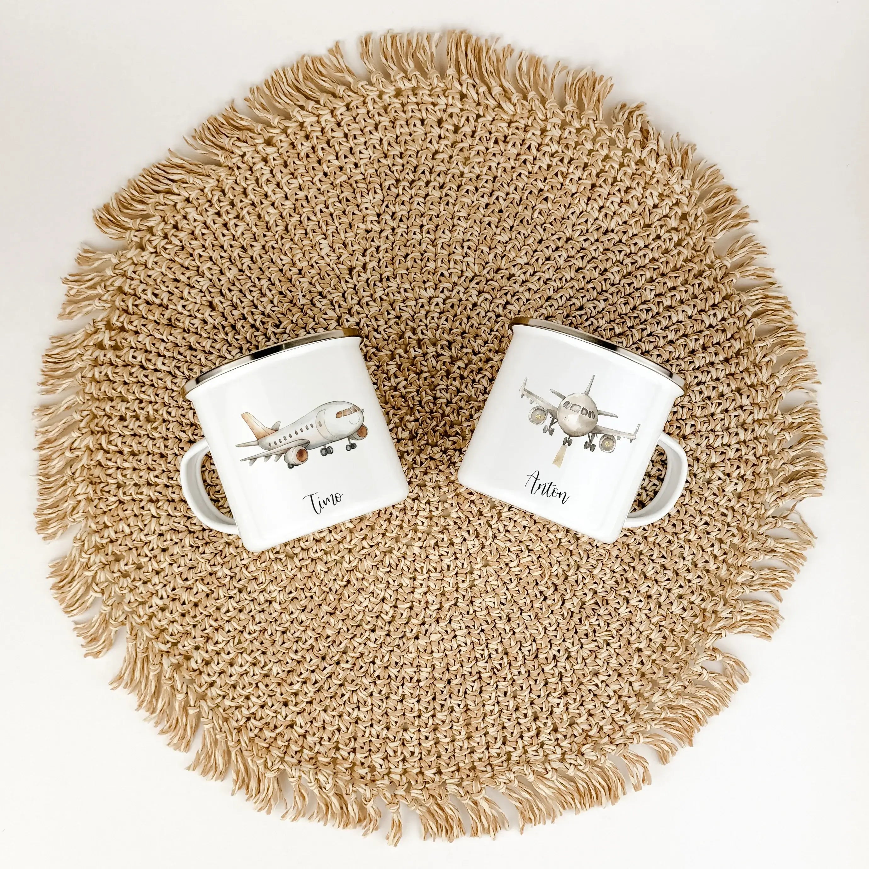 Emaille Tasse Flugzeug - Emaille Tasse - famprints - Entdecke unsere einzigartige Emaille Tasse Flugzeug – das perfekte Geschenk für kleine Flugzeugfans! Die Tasse zeigt vier verschiedene Flugzeug-Designs in stilvoller Wasserfarbe-Optik, die Kinderherzen