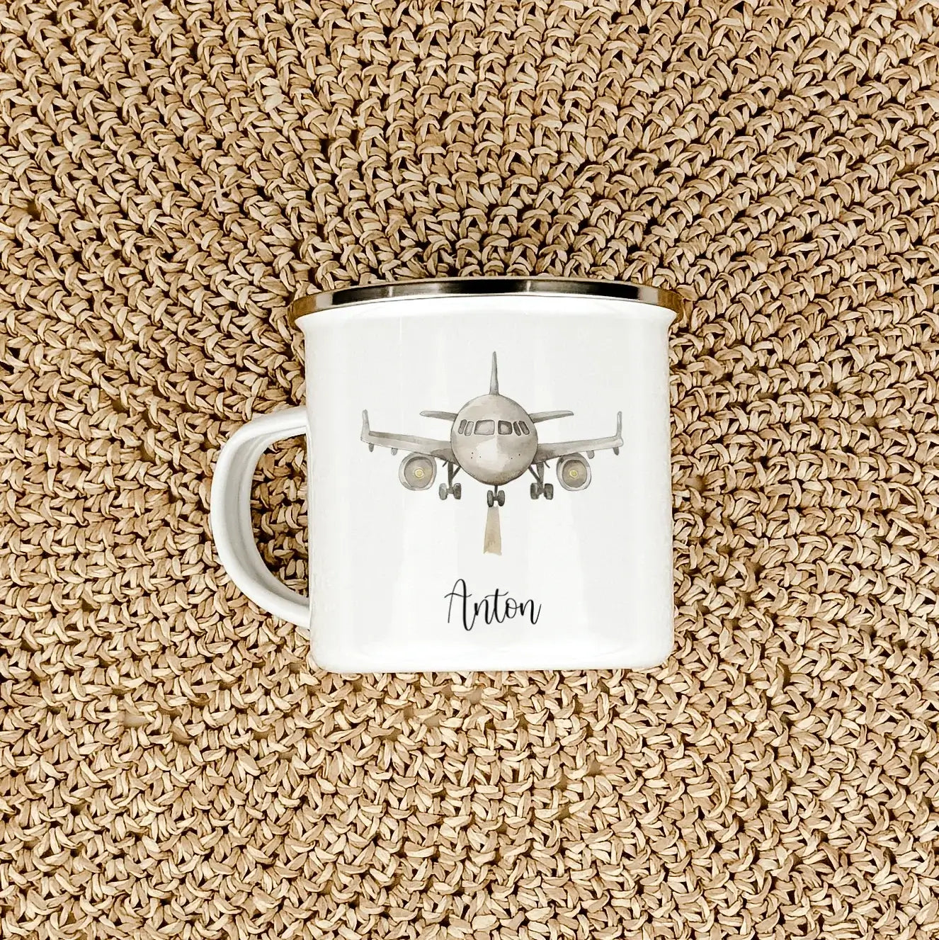 Emaille Tasse Flugzeug - Emaille Tasse - famprints - Entdecke unsere einzigartige Emaille Tasse Flugzeug – das perfekte Geschenk für kleine Flugzeugfans! Die Tasse zeigt vier verschiedene Flugzeug-Designs in stilvoller Wasserfarbe-Optik, die Kinderherzen