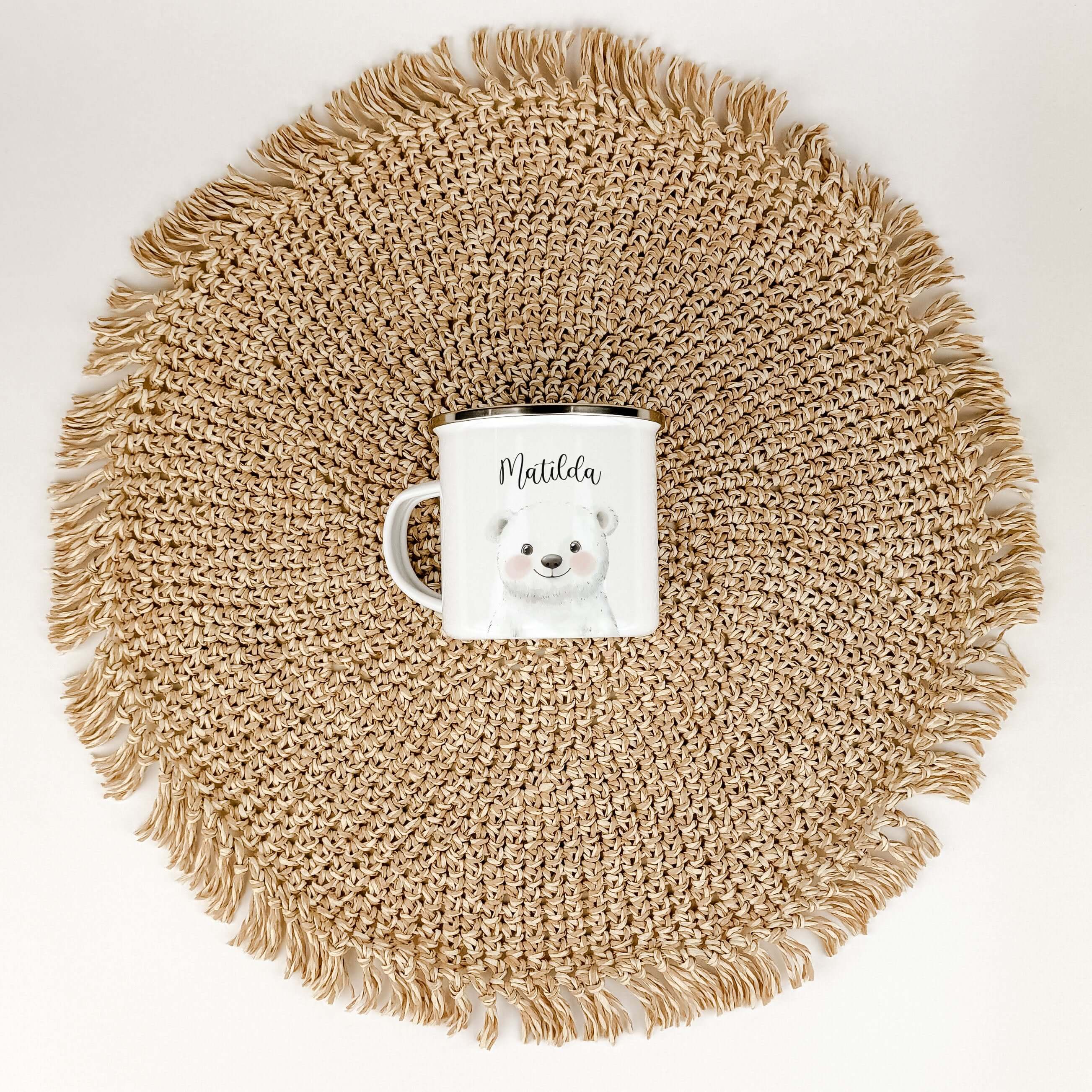 Emaille Tasse Eisbär Portrait-famprints-Emaille Tasse-Entdecke die wunderbare Emaille Tasse Eisbär Portrait – ein persönliches Highlight für jedes Kind! Diese liebevoll gestaltete Emaille Tasse personalisiert bringt ein wunderschönes Eisbären-Portrait in