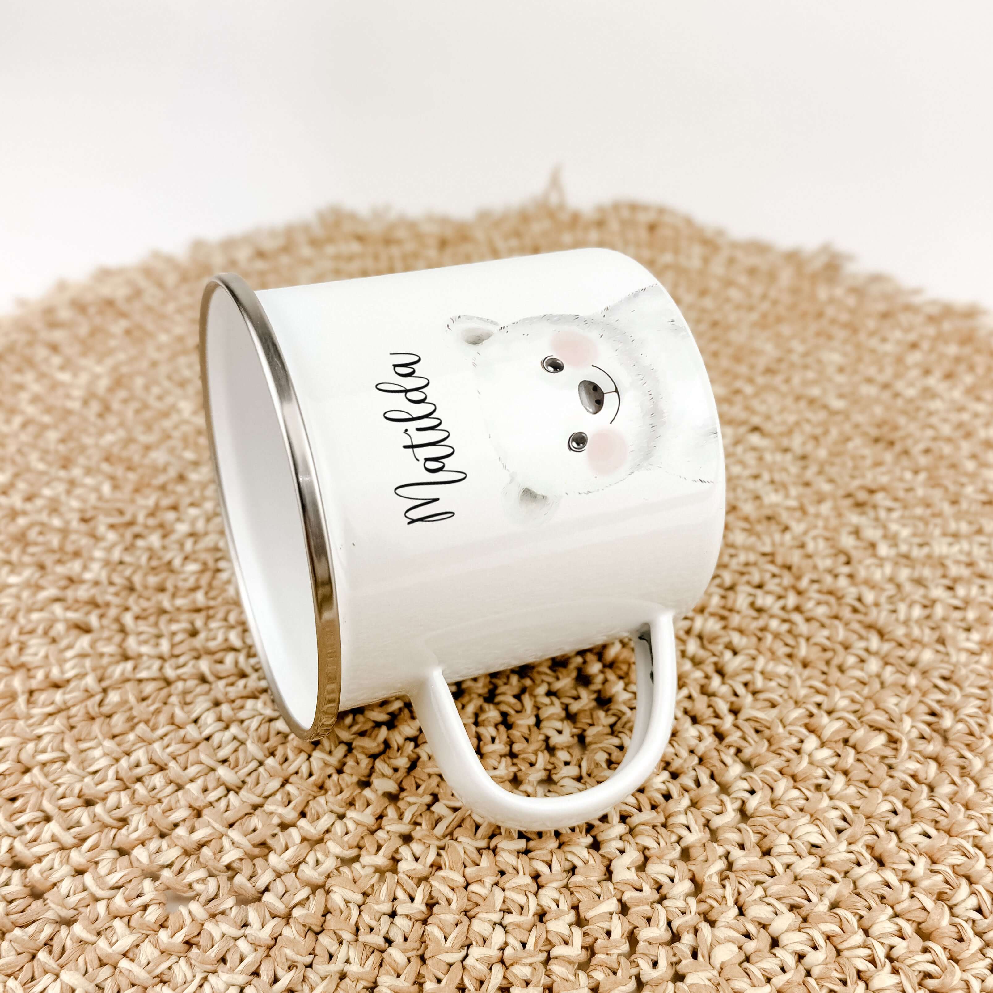 Emaille Tasse Eisbär Portrait-famprints-Emaille Tasse-Entdecke die wunderbare Emaille Tasse Eisbär Portrait – ein persönliches Highlight für jedes Kind! Diese liebevoll gestaltete Emaille Tasse personalisiert bringt ein wunderschönes Eisbären-Portrait in