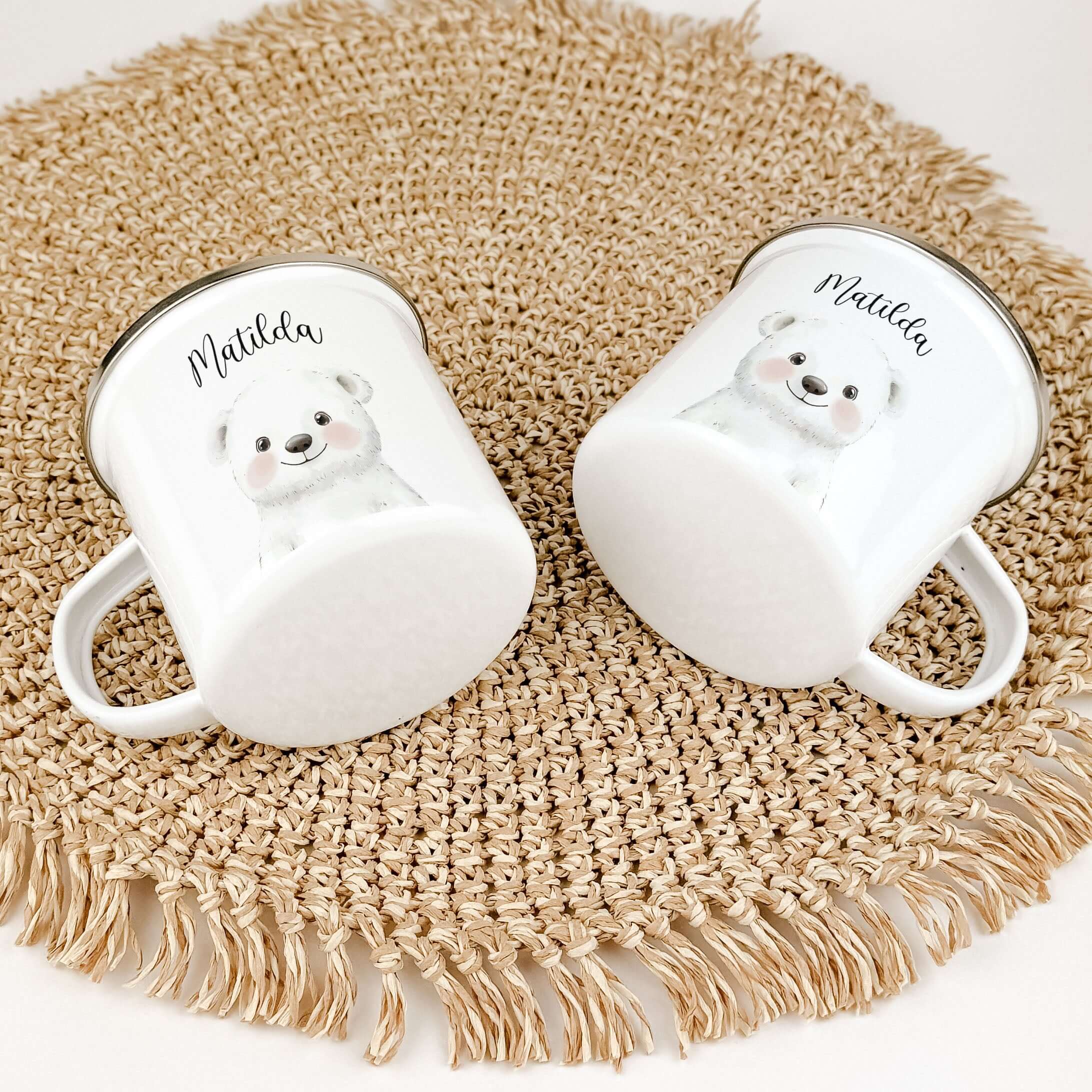 Emaille Tasse Eisbär Portrait-famprints-Emaille Tasse-Entdecke die wunderbare Emaille Tasse Eisbär Portrait – ein persönliches Highlight für jedes Kind! Diese liebevoll gestaltete Emaille Tasse personalisiert bringt ein wunderschönes Eisbären-Portrait in