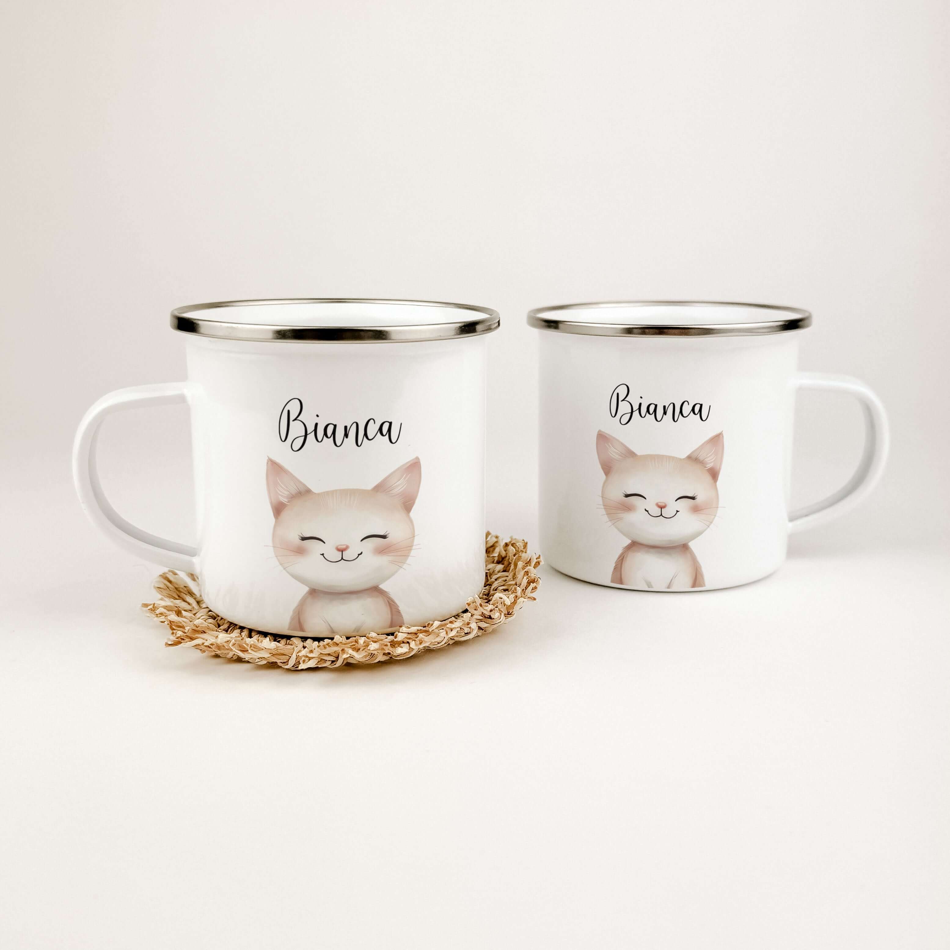 Emaille Tasse Katze Portrait-famprints-Emaille Tasse-Entdecke die bezaubernde Emaille Tasse Katze Portrait – ein einzigartiges, personalisiertes Geschenk, das Herzen höher schlagen lässt! Diese Emaille Tasse wird mit einem charmanten Katzenporträt in Aqua