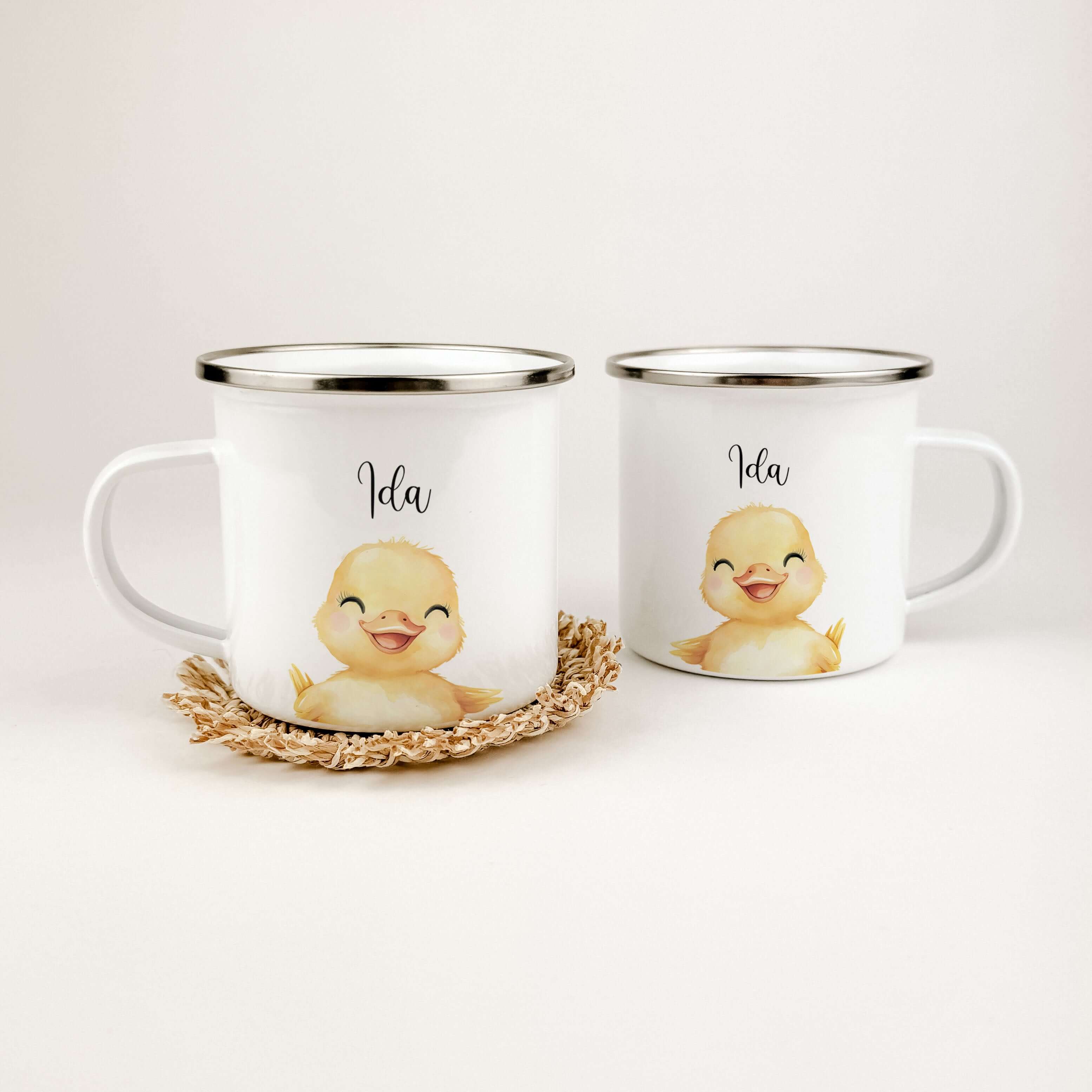 Emaille Tasse Küken Portrait-famprints-Emaille Tasse-Entdecke die bezaubernde Emaille Tasse Küken Portrait, die sich perfekt als personalisiertes Geschenk eignet! Mit einem liebevoll gestalteten Küken in Aquarell-Optik wird diese Emaille Tasse zum echten