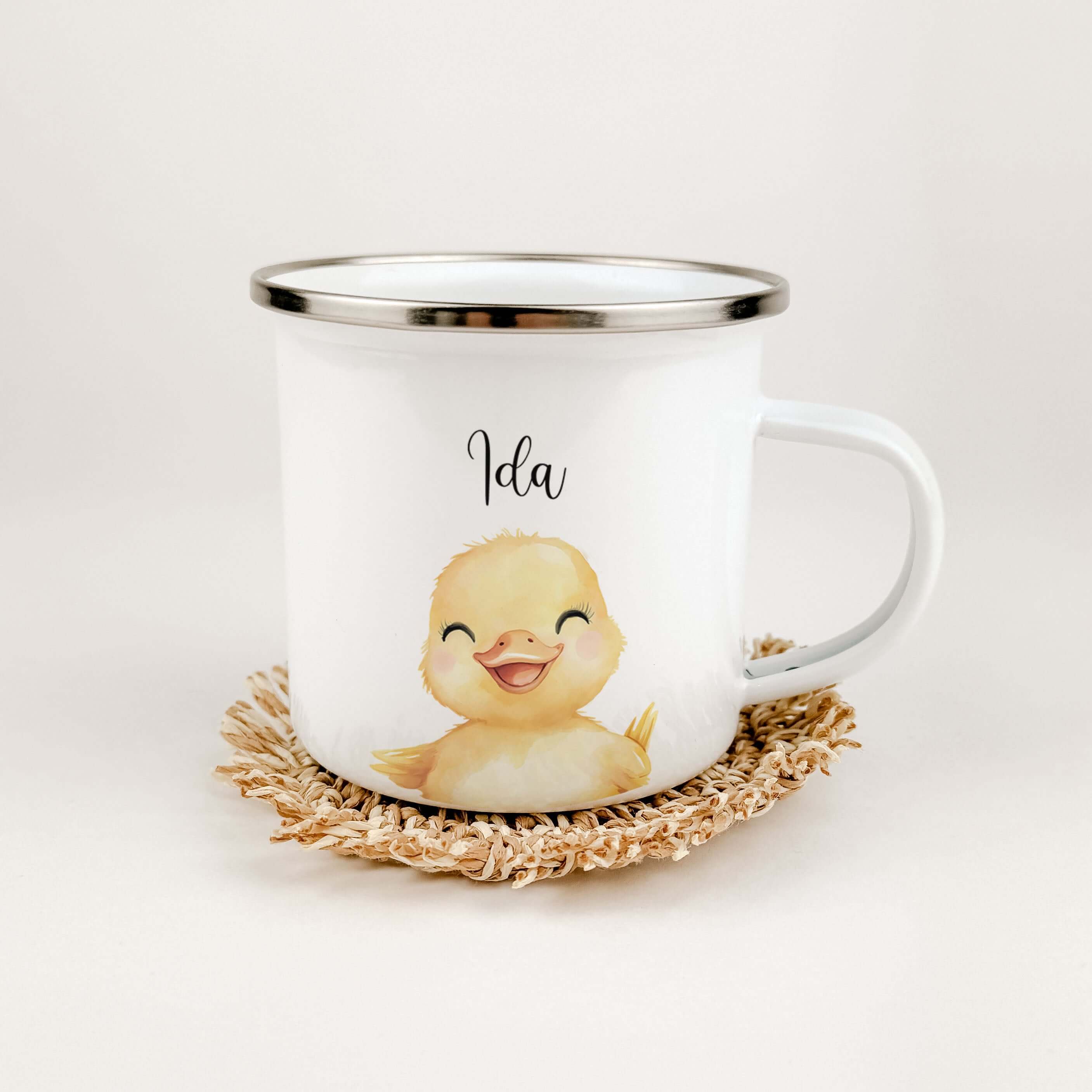 Emaille Tasse Küken Portrait-famprints-Emaille Tasse-Entdecke die bezaubernde Emaille Tasse Küken Portrait, die sich perfekt als personalisiertes Geschenk eignet! Mit einem liebevoll gestalteten Küken in Aquarell-Optik wird diese Emaille Tasse zum echten