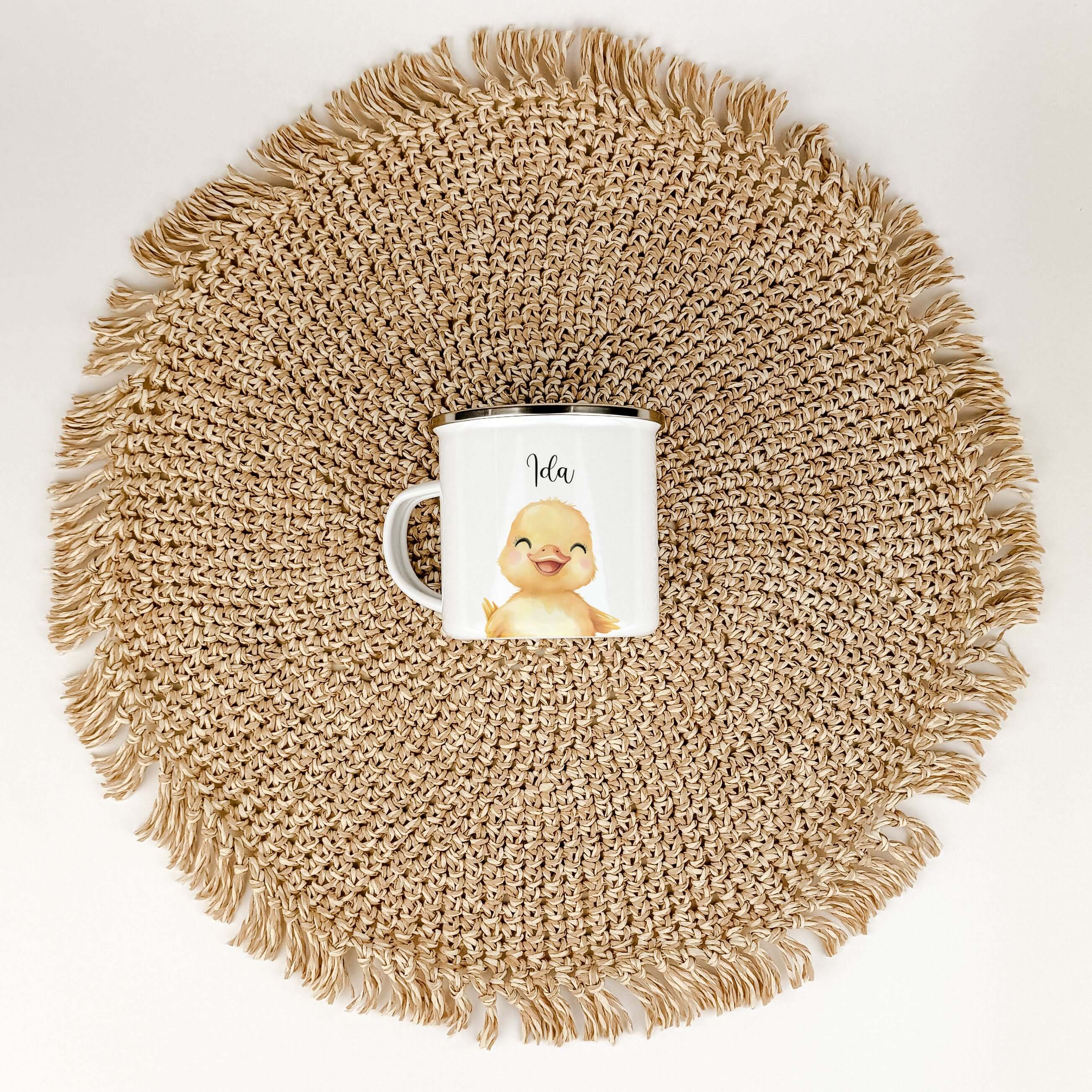 Emaille Tasse Küken Portrait-famprints-Emaille Tasse-Entdecke die bezaubernde Emaille Tasse Küken Portrait, die sich perfekt als personalisiertes Geschenk eignet! Mit einem liebevoll gestalteten Küken in Aquarell-Optik wird diese Emaille Tasse zum echten