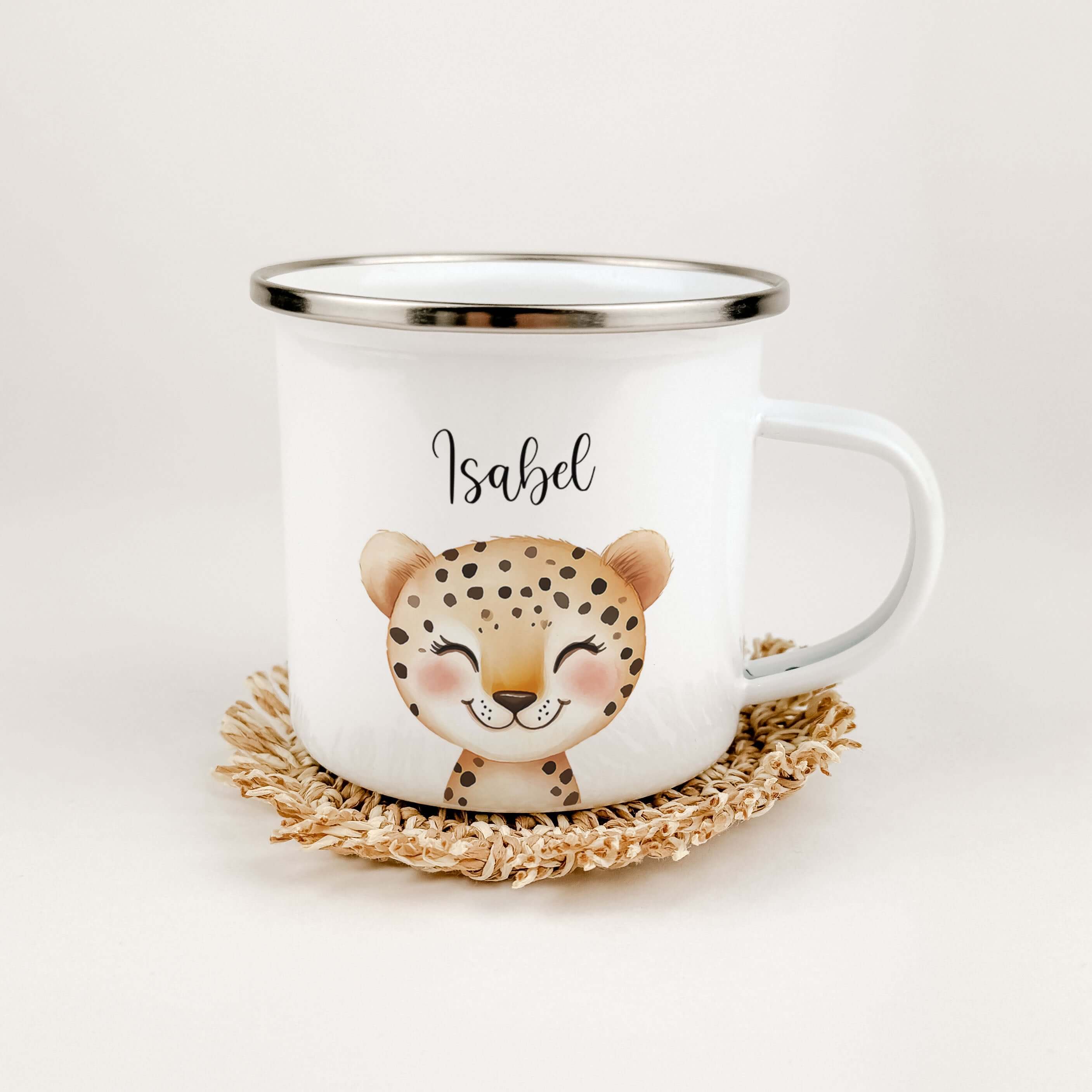 Emaille Tasse Leopard Portrait-famprints-Emaille Tasse-Entdecke die charmante Emaille Tasse Leopard Portrait – eine personalisierte Emaille Tasse, die mit einem zauberhaften Leopard-Porträt in wunderschöner Aquarell-Optik veredelt ist. Diese auffällige Ta