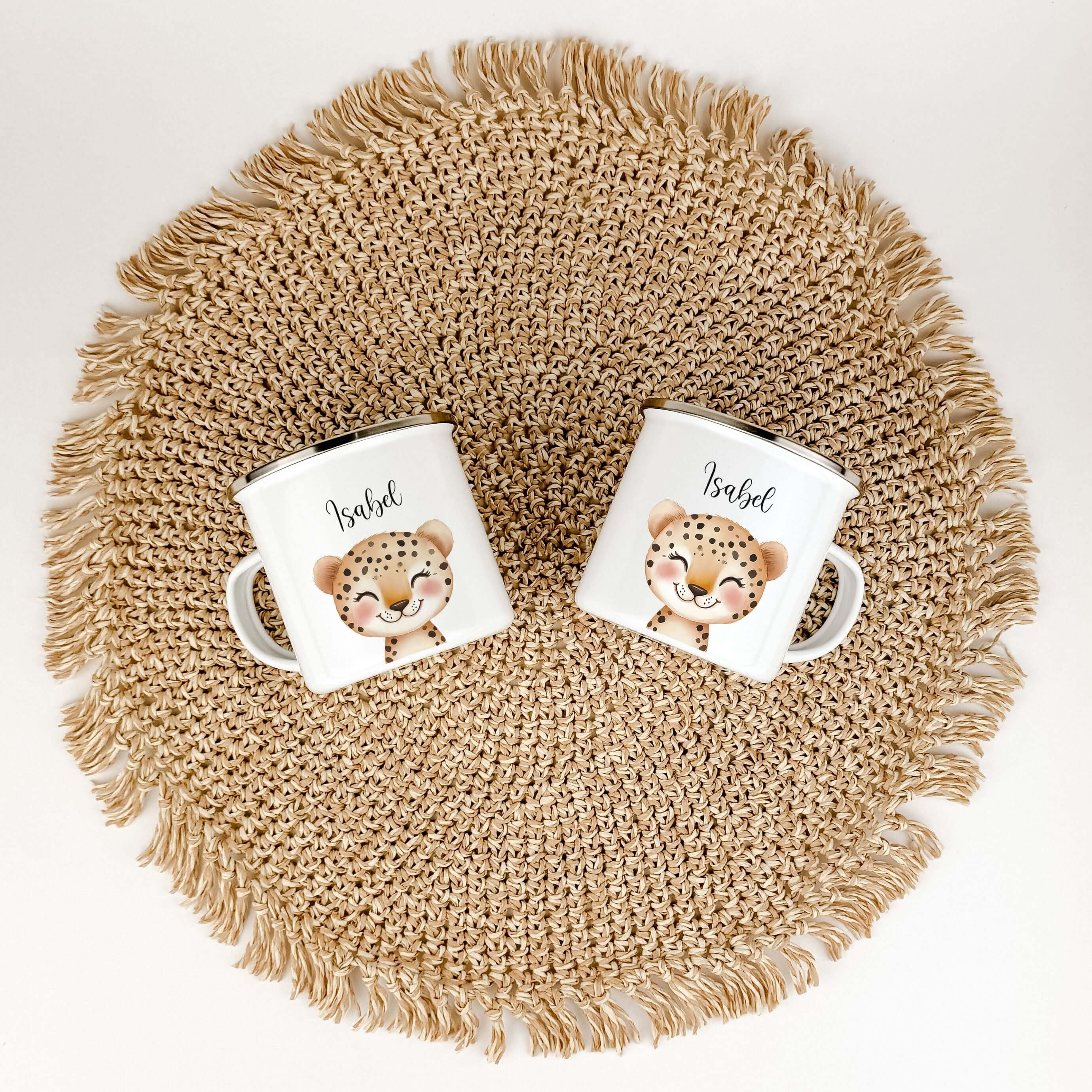 Emaille Tasse Leopard Portrait-famprints-Emaille Tasse-Entdecke die charmante Emaille Tasse Leopard Portrait – eine personalisierte Emaille Tasse, die mit einem zauberhaften Leopard-Porträt in wunderschöner Aquarell-Optik veredelt ist. Diese auffällige Ta