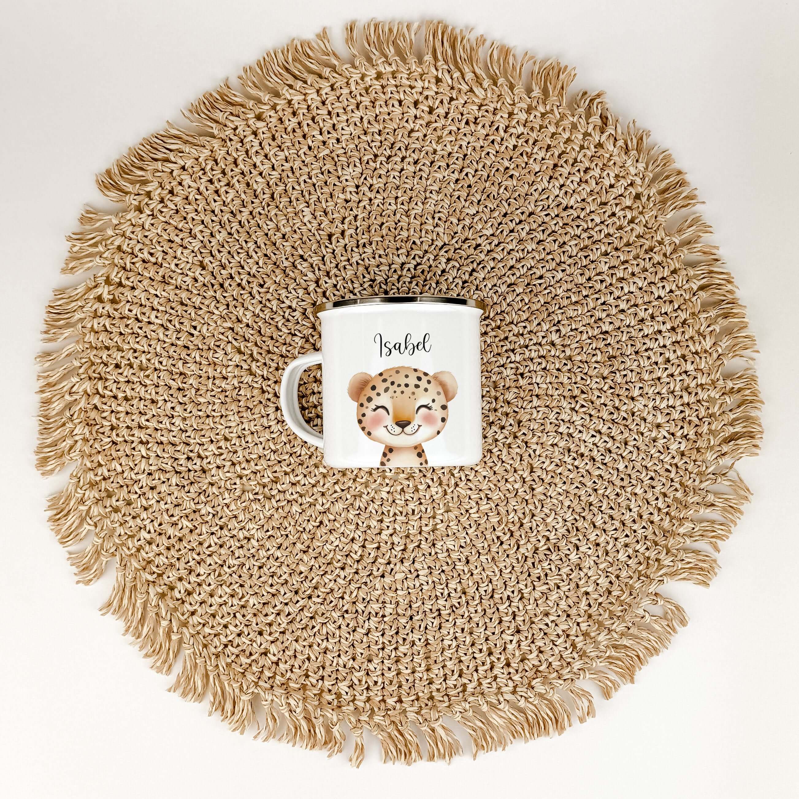 Emaille Tasse Leopard Portrait-famprints-Emaille Tasse-Entdecke die charmante Emaille Tasse Leopard Portrait – eine personalisierte Emaille Tasse, die mit einem zauberhaften Leopard-Porträt in wunderschöner Aquarell-Optik veredelt ist. Diese auffällige Ta