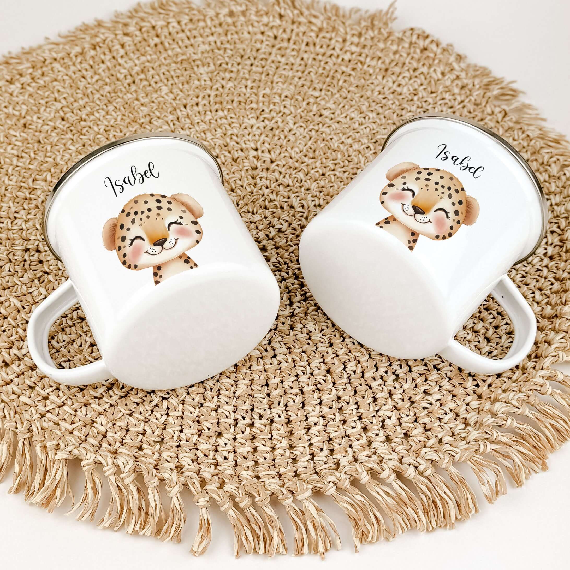 Emaille Tasse Leopard Portrait-famprints-Emaille Tasse-Entdecke die charmante Emaille Tasse Leopard Portrait – eine personalisierte Emaille Tasse, die mit einem zauberhaften Leopard-Porträt in wunderschöner Aquarell-Optik veredelt ist. Diese auffällige Ta