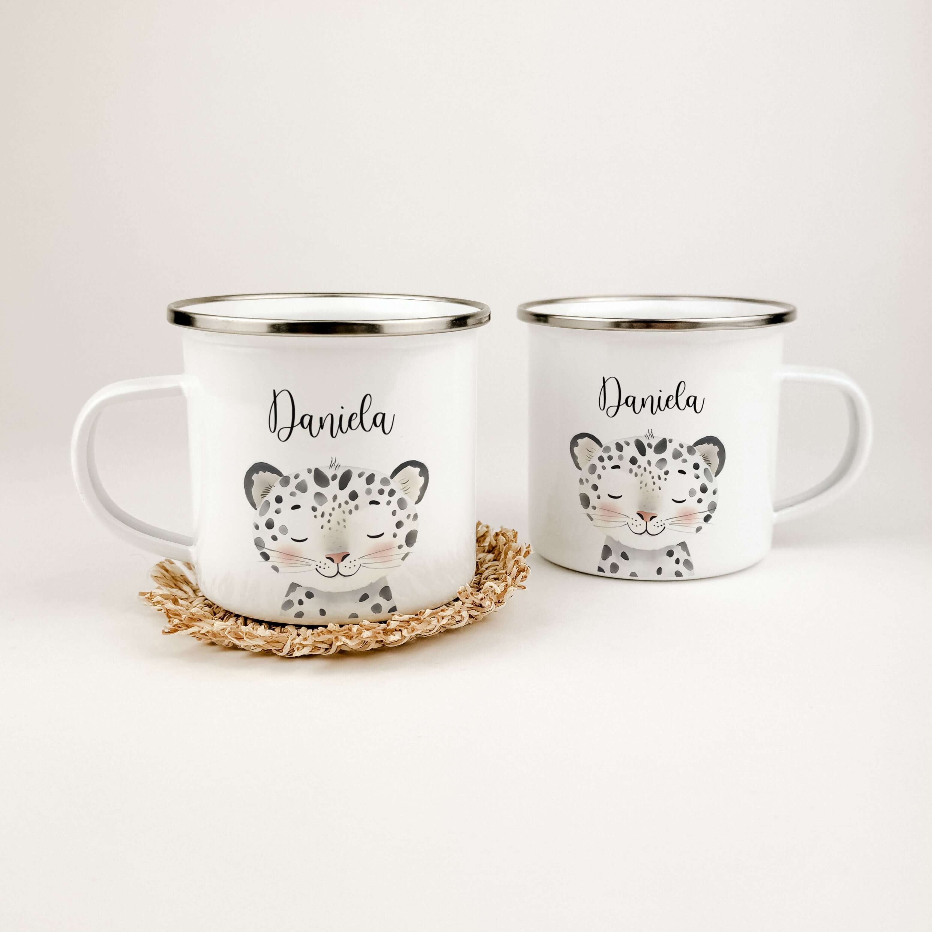 Emaille Tasse Schneeleopard Portrait-famprints-Emaille Tasse-Entdecke die personalisierte Emaille Tasse Schneeleopard Portrait – ein einzigartiges Geschenk für kleine Tierliebhaber! Diese stilvolle Emaille Tasse zeichnet sich durch ihren brillanten, langl