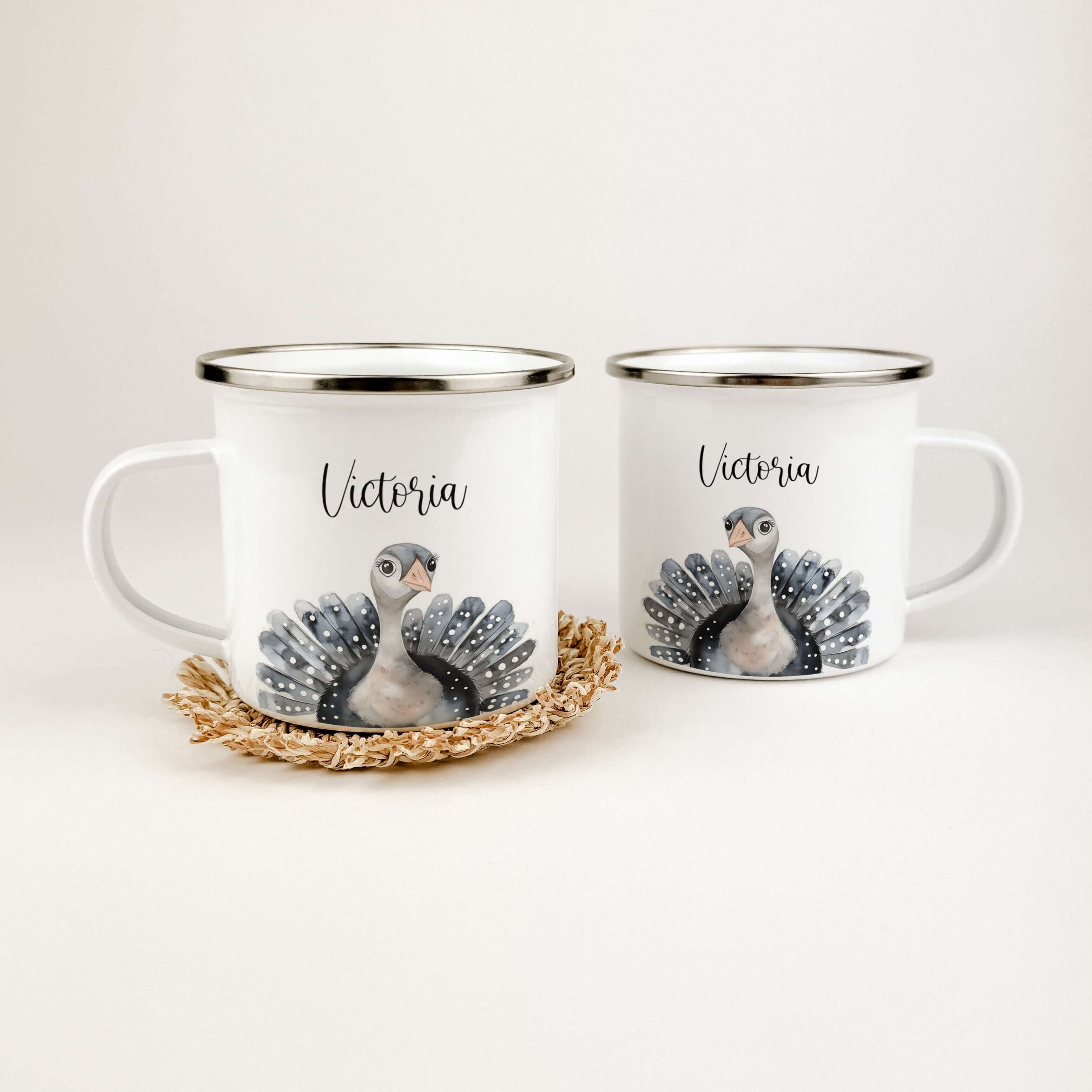 Emaille Tasse Truthahn Portrait-famprints-Emaille Tasse-Entdecke die Emaille Tasse mit dem bezaubernden Truthahn Portrait – ein wunderbares, personalisiertes Geschenk für Kinder! Egal ob zur Einschulung, Taufe, zu Ostern oder Weihnachten, dieser Emaille B