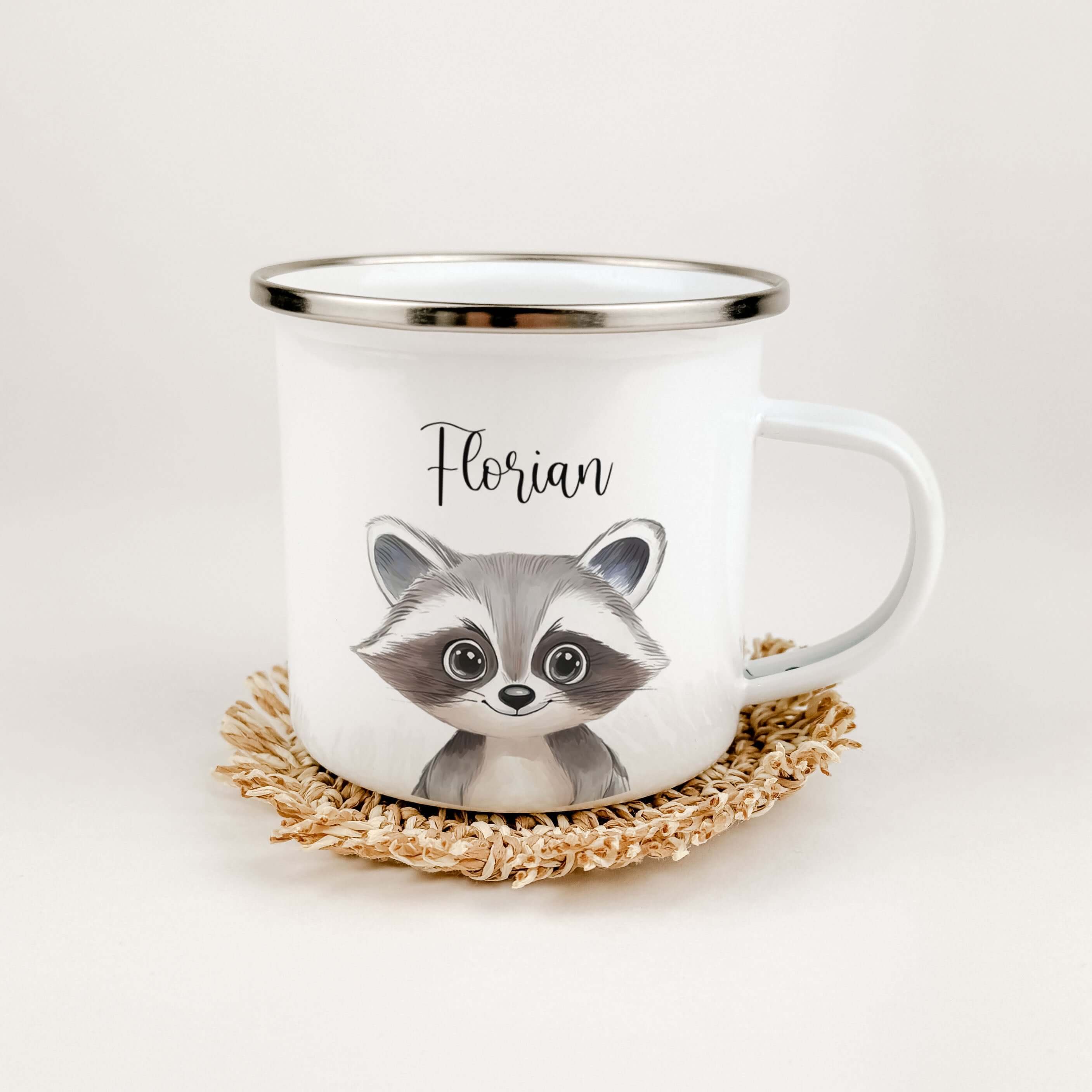 Emaille Tasse Waschbär Portrait-famprints-Emaille Tasse-Entdecke die bezaubernde Emaille Tasse Waschbär Portrait, die jedes Kind begeistert! Diese Emaille Tasse personalisiert bietet mit einer Füllmenge von 300 ml ausreichend Platz für heiße Schokolade, S