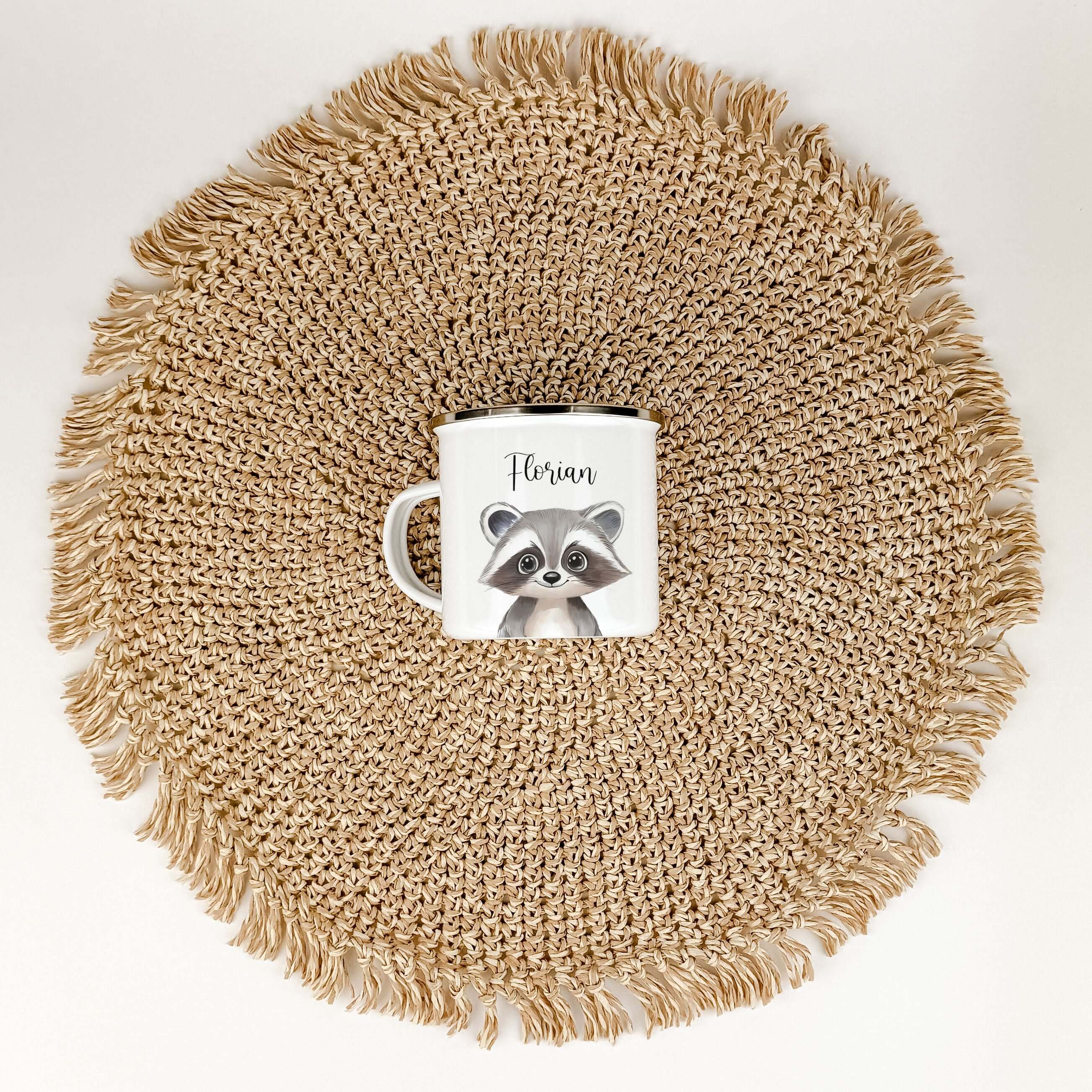 Emaille Tasse Waschbär Portrait-famprints-Emaille Tasse-Entdecke die bezaubernde Emaille Tasse Waschbär Portrait, die jedes Kind begeistert! Diese Emaille Tasse personalisiert bietet mit einer Füllmenge von 300 ml ausreichend Platz für heiße Schokolade, S