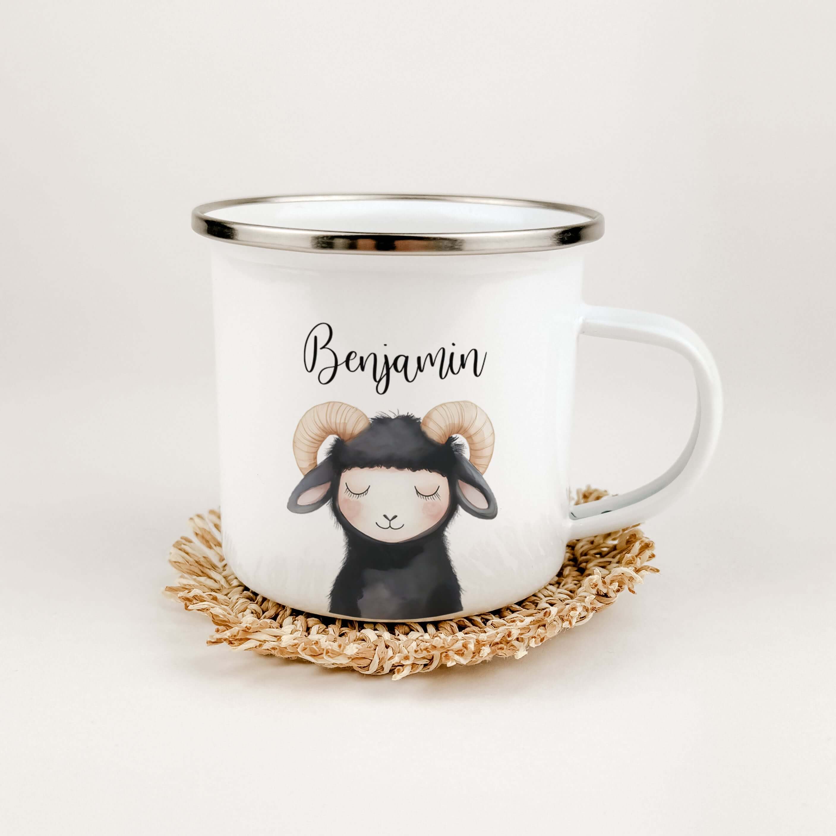 Emaille Tasse Widder Portrait-famprints-Emaille Tasse-Entdecke die einzigartige Emaille Tasse mit dem Widder Portrait – das ideale Geschenk für Kinder zu jedem besonderen Anlass, sei es zur Einschulung, Taufe, Ostern, Weihnachten oder zum Geburtstag. Dies
