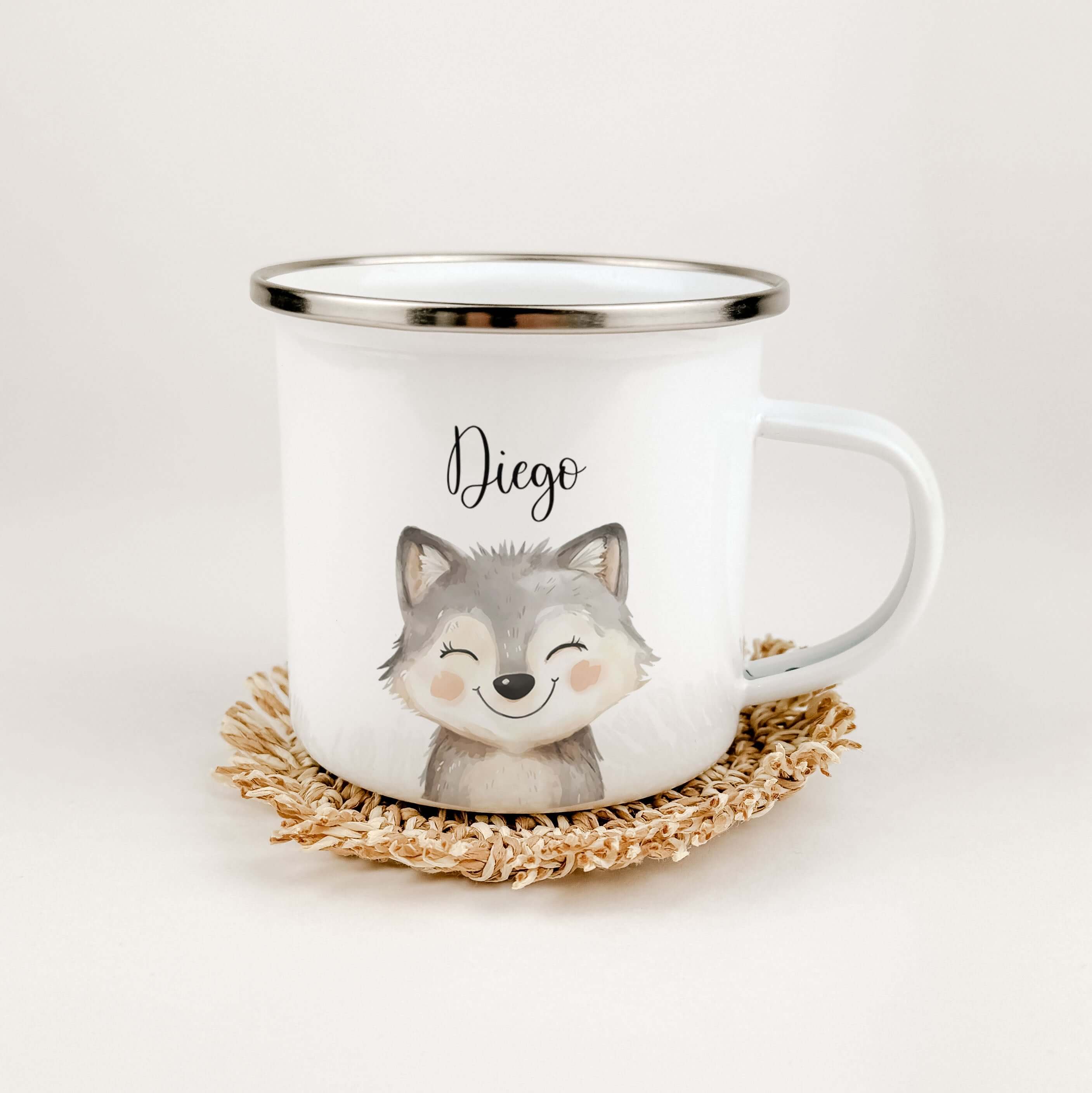 Emaille Tasse Wolf Portrait-famprints-Emaille Tasse-Entdecke die Emaille Tasse Wolf Portrait – dein perfekter Begleiter für den Alltag! Mit einer praktischen Füllmenge von 300 ml bietet die Tasse genügend Platz für deine Lieblingsgetränke. Sie ist BPA-fre