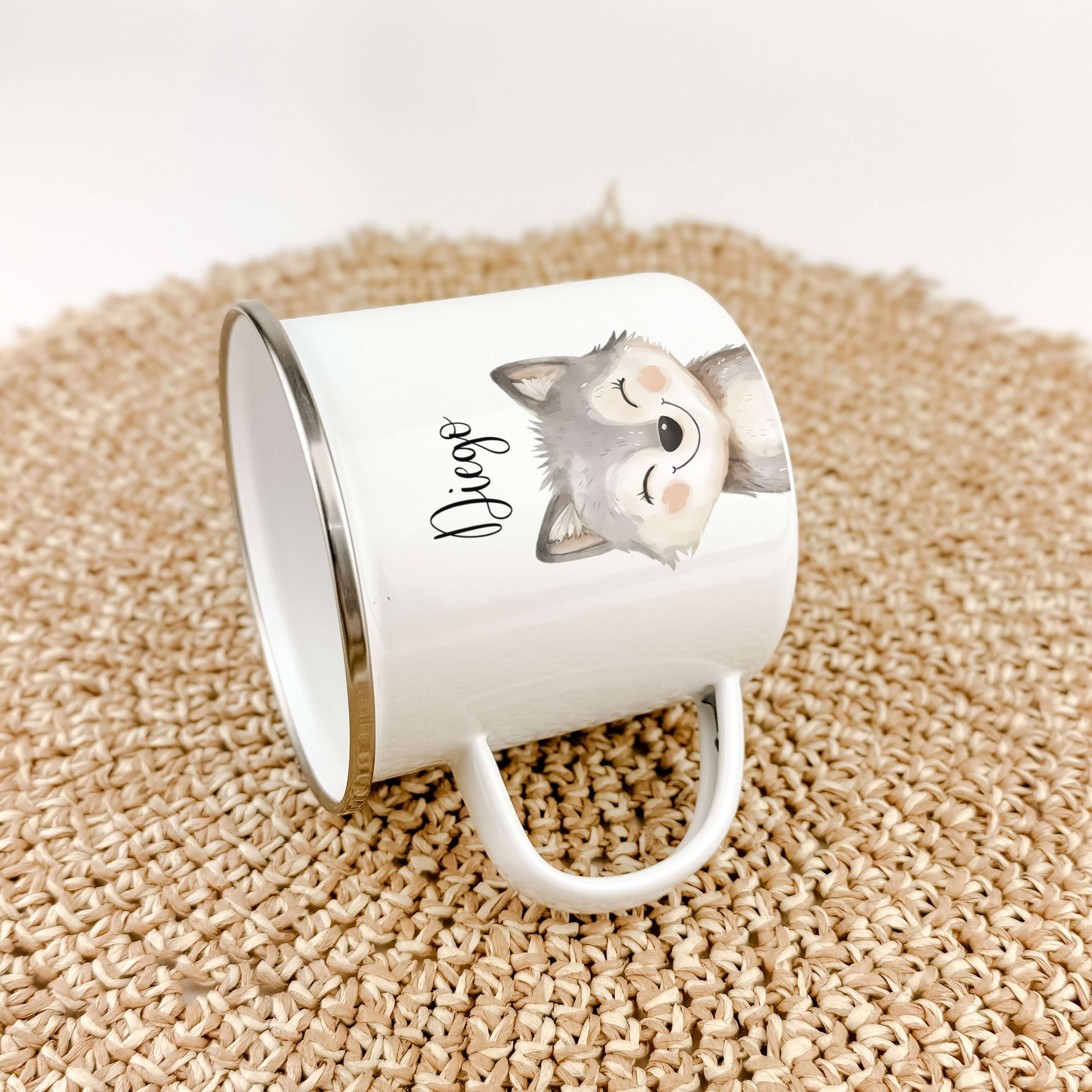 Emaille Tasse Wolf Portrait-famprints-Emaille Tasse-Entdecke die Emaille Tasse Wolf Portrait – dein perfekter Begleiter für den Alltag! Mit einer praktischen Füllmenge von 300 ml bietet die Tasse genügend Platz für deine Lieblingsgetränke. Sie ist BPA-fre