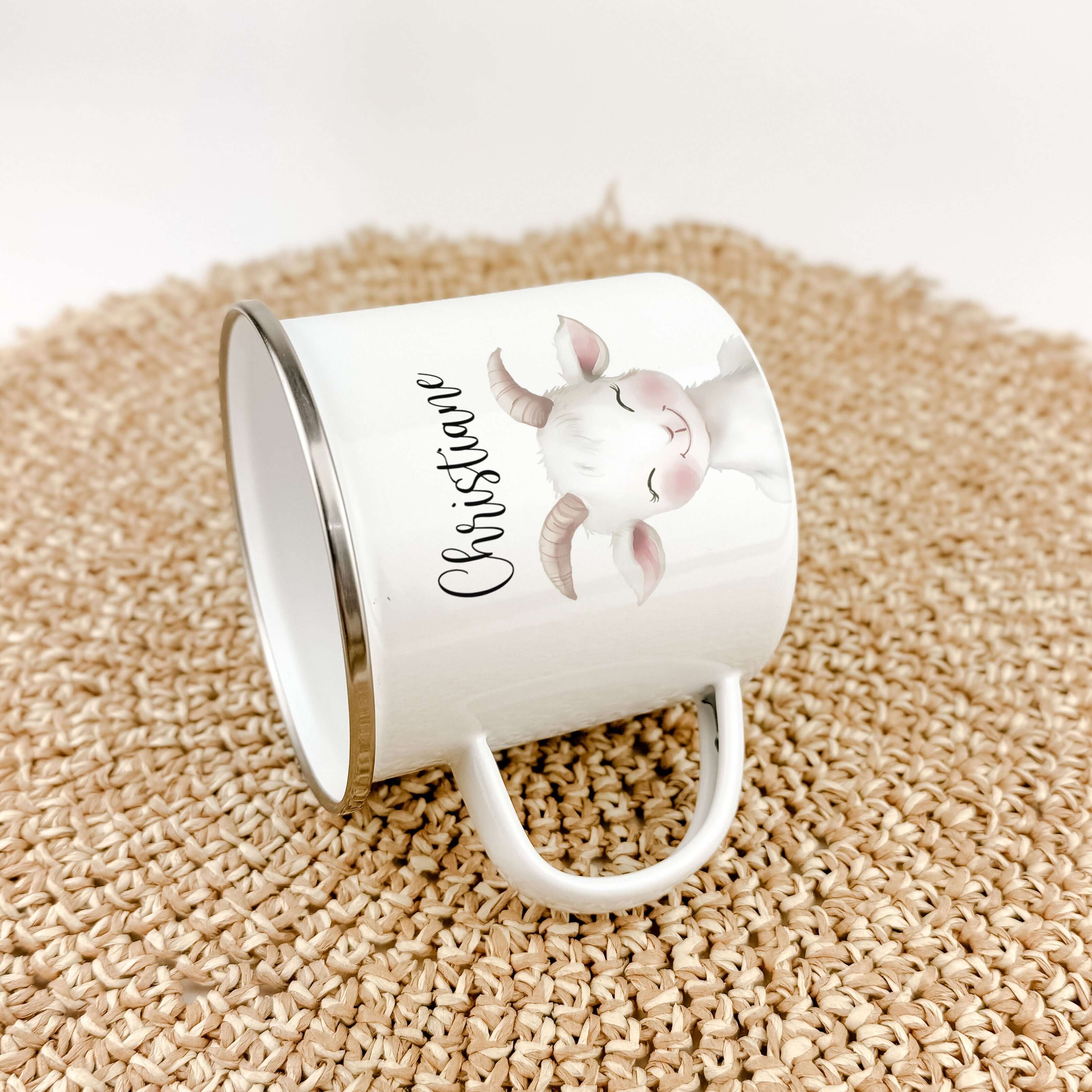 Emaille Tasse Ziege Portrait-famprints-Emaille Tasse-Entdecke die individuelle Emaille Tasse Ziege Portrait – das perfekte personalisierte Geschenk für Kinder! Egal ob zur Einschulung, Taufe, an Ostern, Weihnachten oder zum Geburtstag, dieser bezaubernde