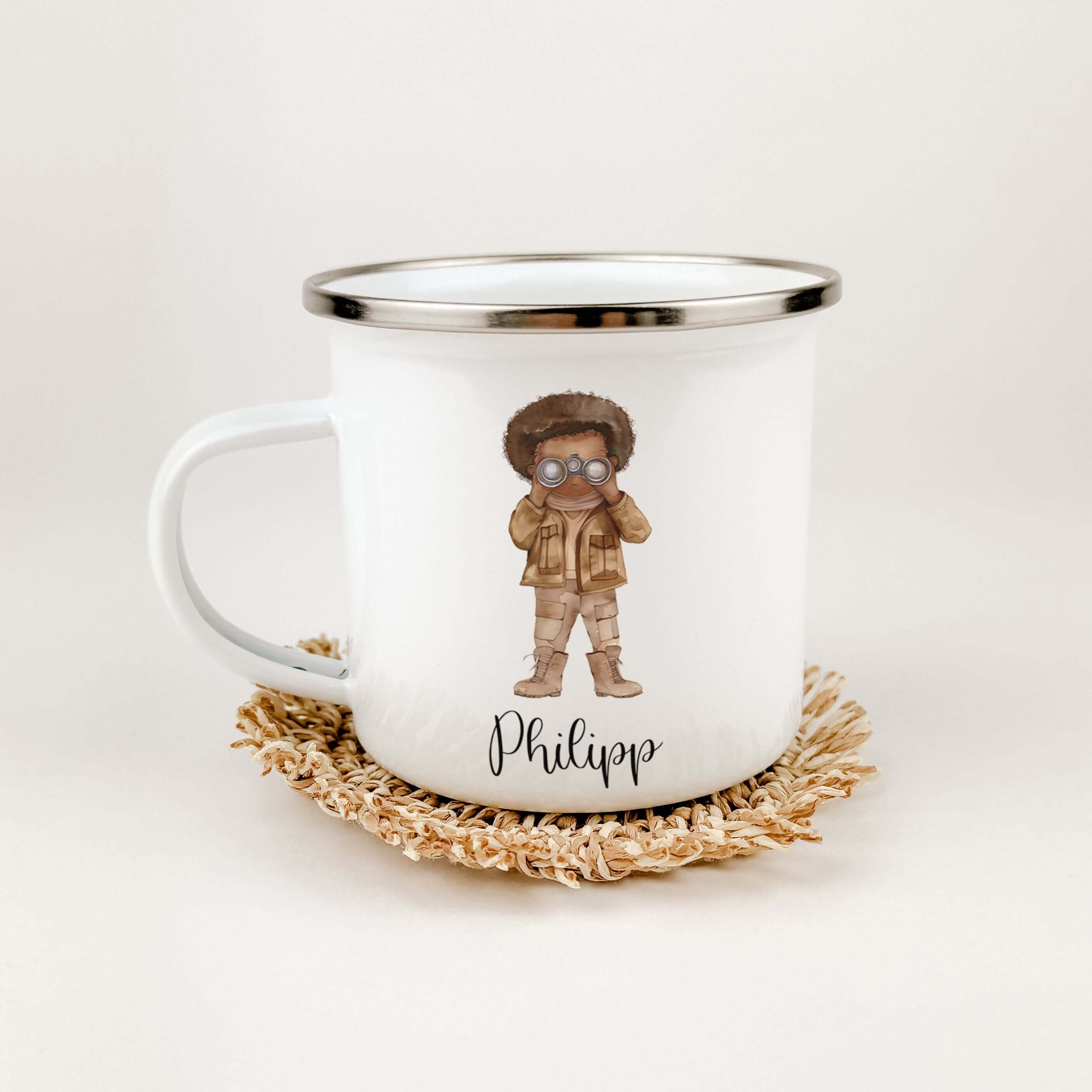 Emaille Tasse Pfadfinder-famprints-Emaille Tasse-Entdecke die bezaubernde Emaille Tasse Pfadfinder, die nicht nur ein praktisches Trinkgefäß ist, sondern auch ein liebevolles Geschenk für besondere Anlässe wie die Einschulung oder Taufe. Diese personalisi