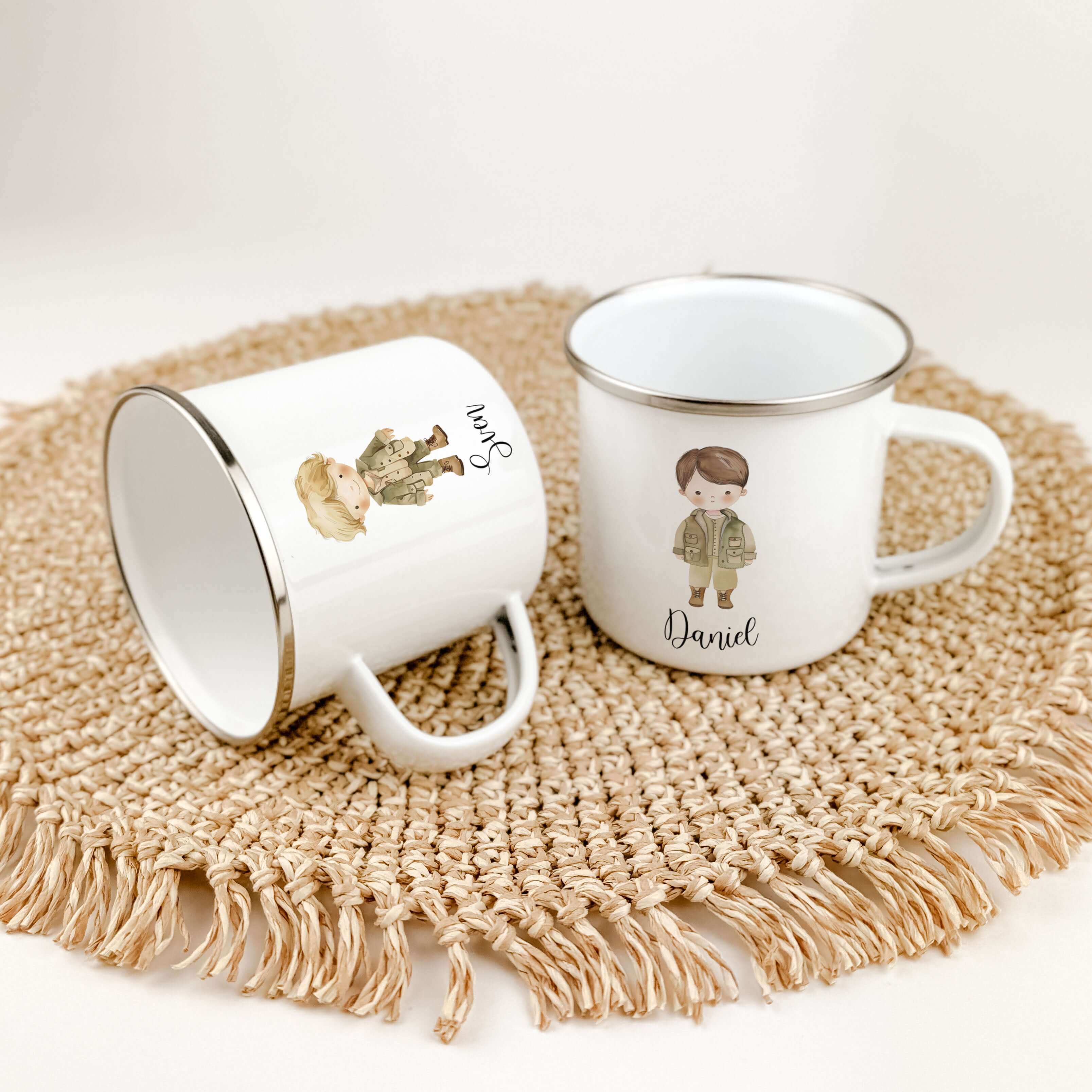 Emaille Tasse Pfadfinder-famprints-Emaille Tasse-Entdecke die bezaubernde Emaille Tasse Pfadfinder, die nicht nur ein praktisches Trinkgefäß ist, sondern auch ein liebevolles Geschenk für besondere Anlässe wie die Einschulung oder Taufe. Diese personalisi