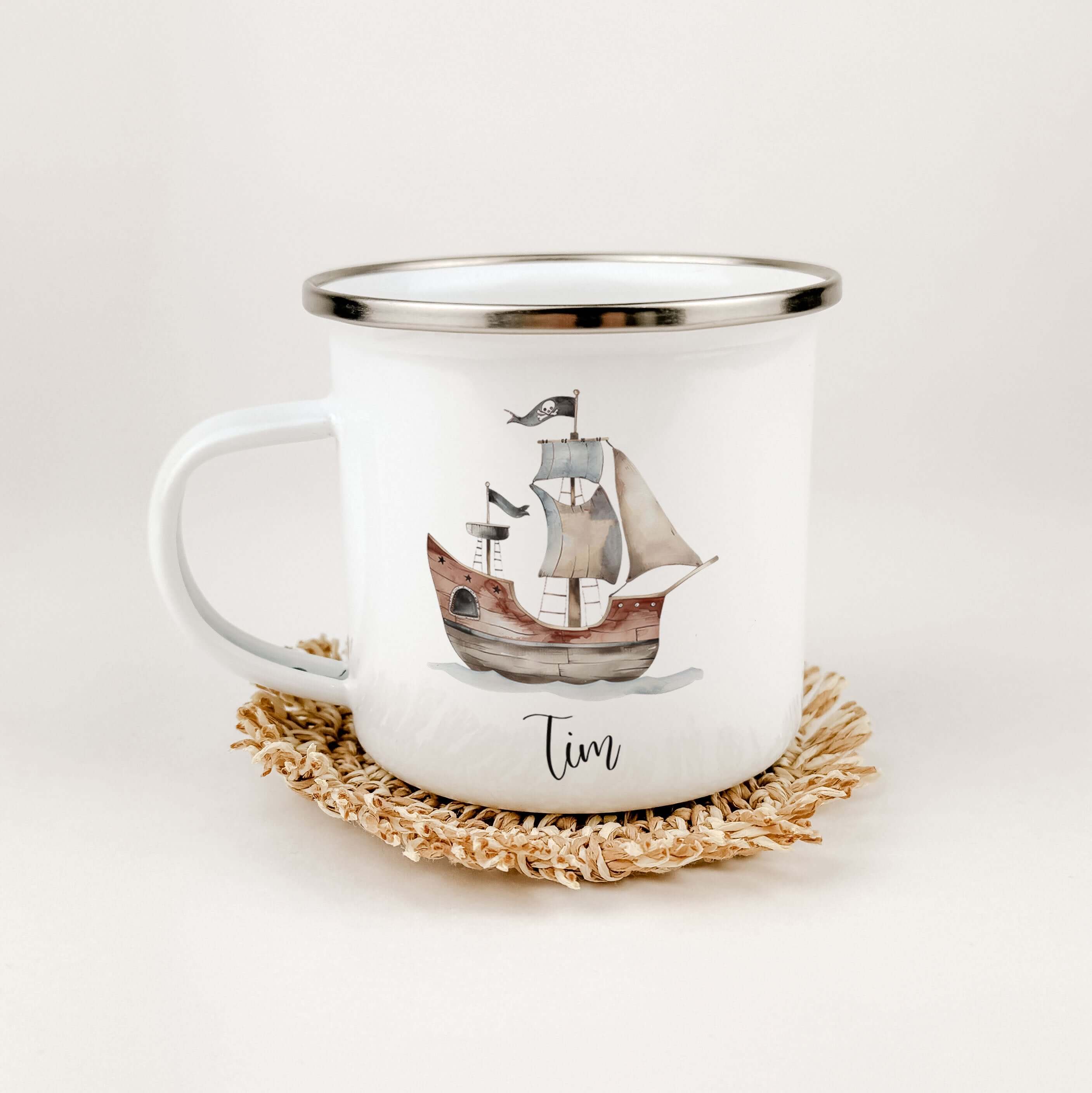 Emaille Tasse Piratenschiff-famprints-Emaille Tasse-Entdecke die zauberhafte Emaille Tasse Piratenschiff, die nicht nur funktional ist, sondern auch das Herz jedes kleinen Abenteurers höher schlagen lässt. Diese Emaille Tasse personalisiert bringt Freude