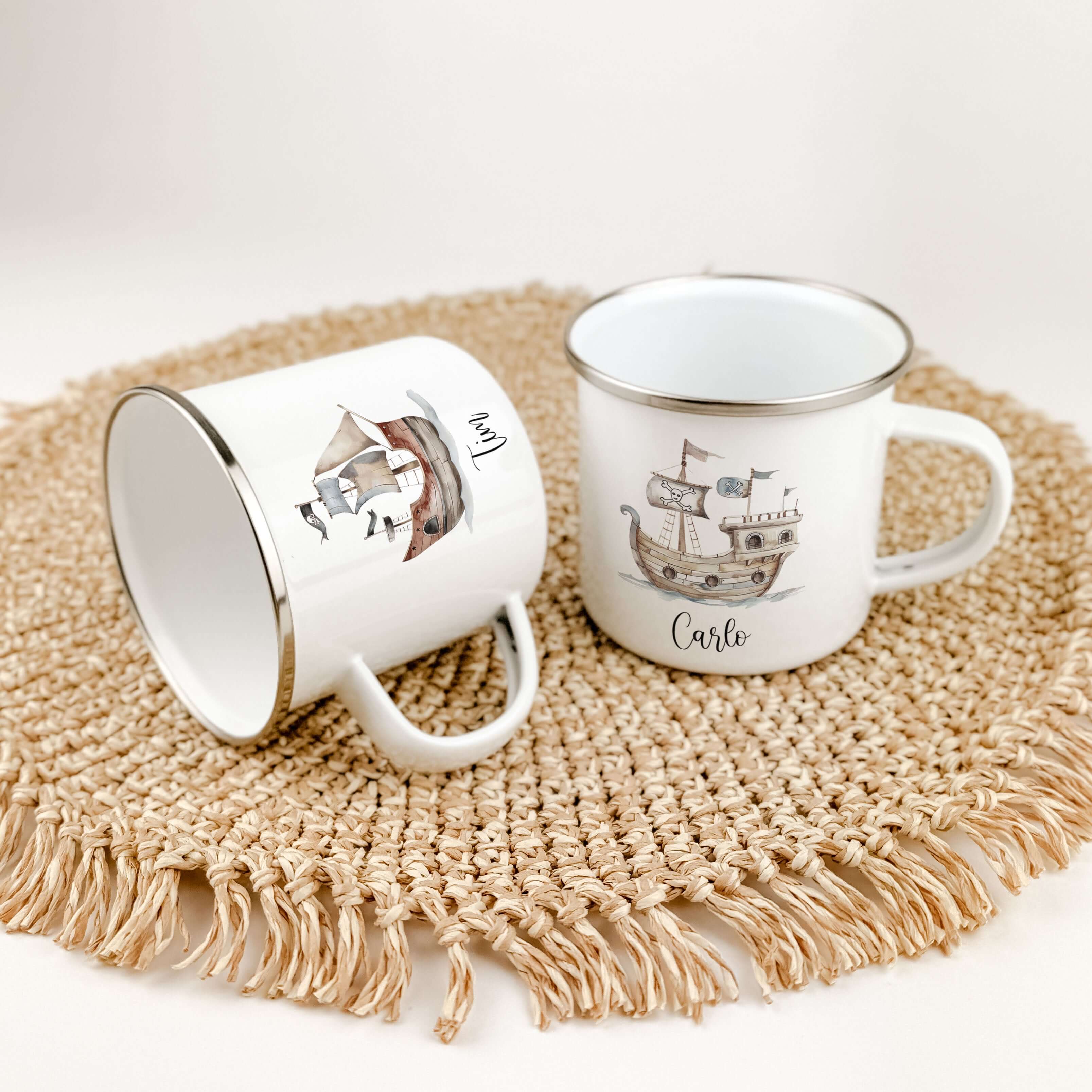 Emaille Tasse Piratenschiff-famprints-Emaille Tasse-Entdecke die zauberhafte Emaille Tasse Piratenschiff, die nicht nur funktional ist, sondern auch das Herz jedes kleinen Abenteurers höher schlagen lässt. Diese Emaille Tasse personalisiert bringt Freude