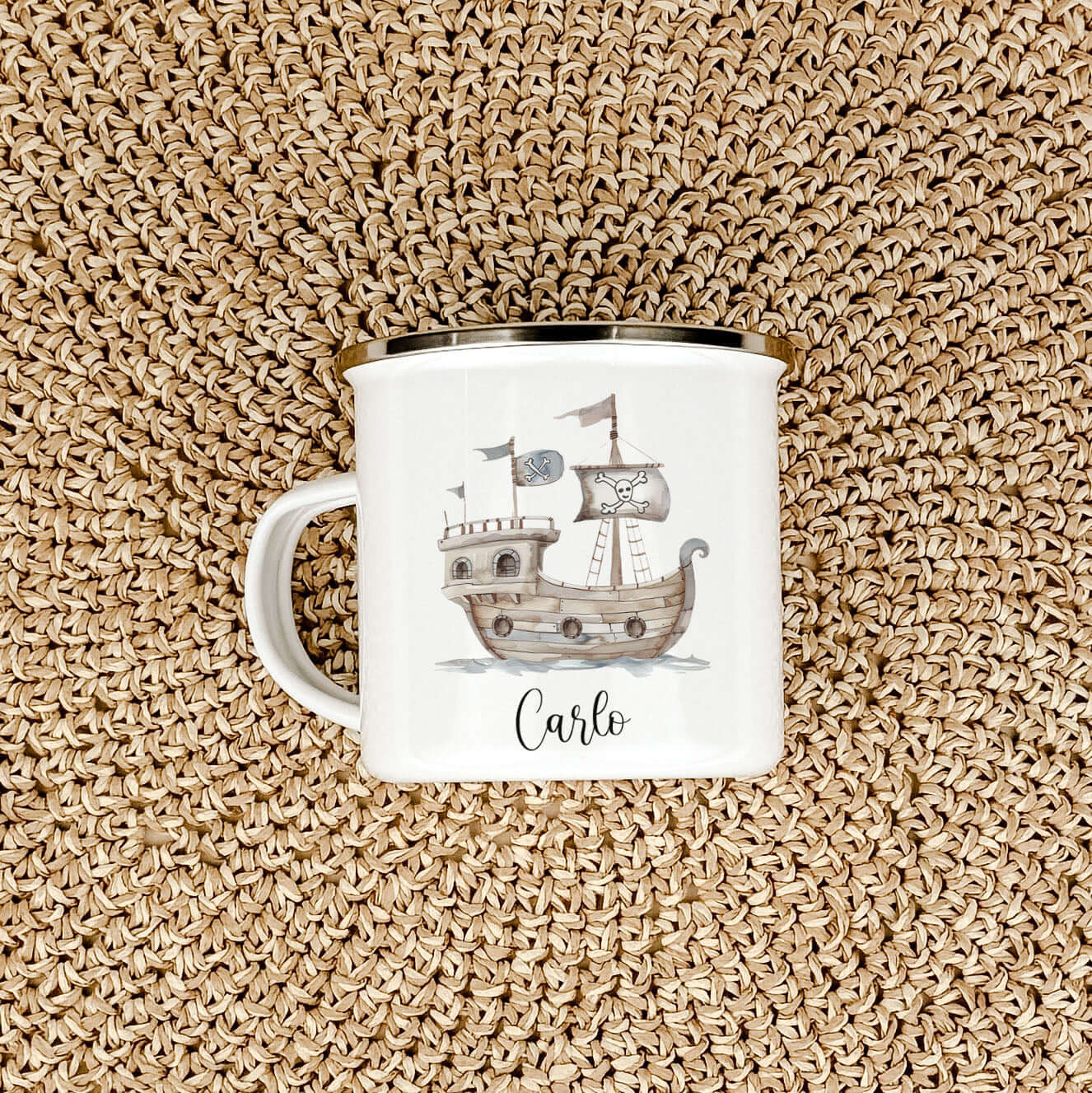 Emaille Tasse Piratenschiff-famprints-Emaille Tasse-Entdecke die zauberhafte Emaille Tasse Piratenschiff, die nicht nur funktional ist, sondern auch das Herz jedes kleinen Abenteurers höher schlagen lässt. Diese Emaille Tasse personalisiert bringt Freude