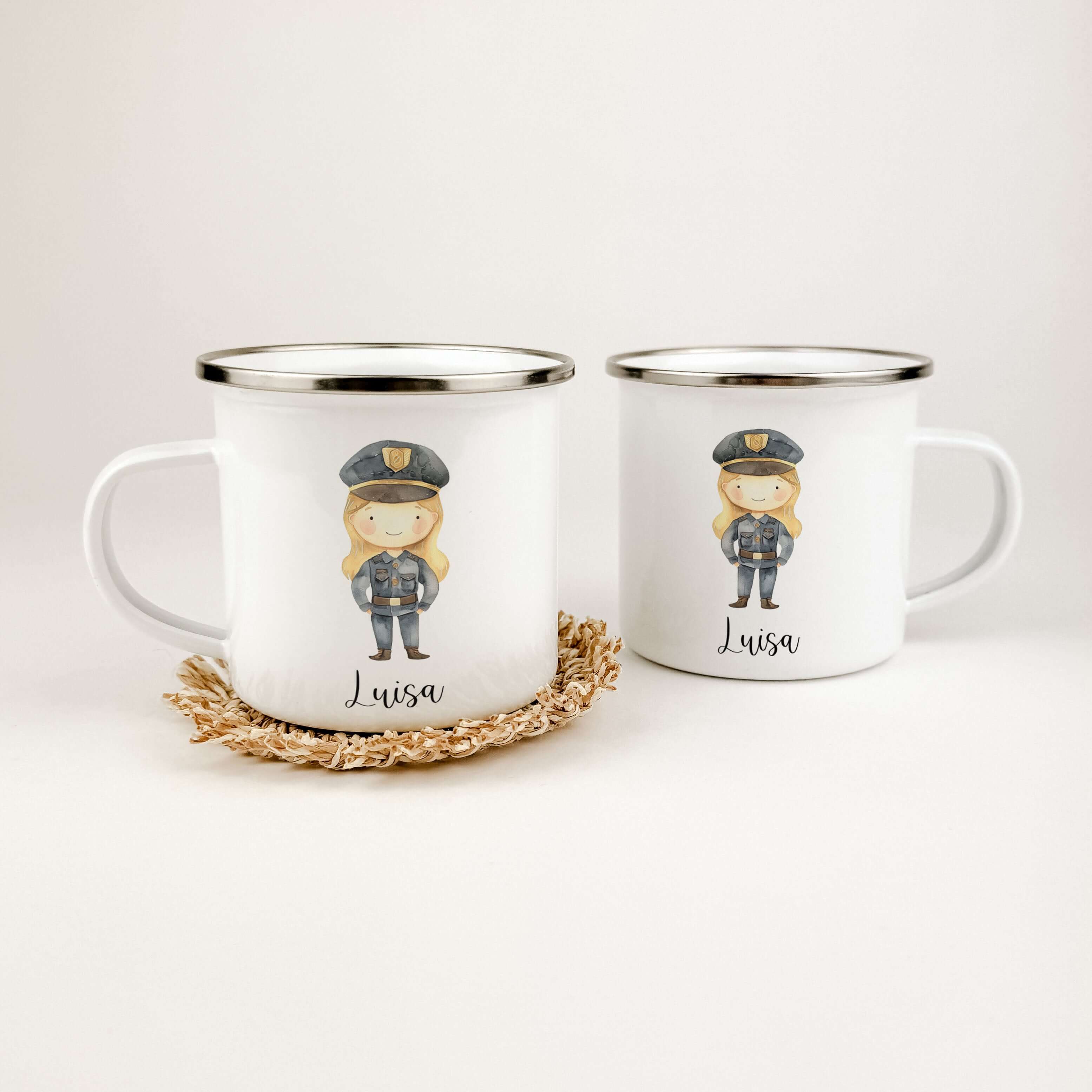 Emaille Tasse Polizistin-famprints-Emaille Tasse-Entdecke unsere bezaubernde Emaille Tasse Polizistin, die nicht nur als praktisches Trinkgefäß überzeugt, sondern auch ein liebevolles, personalisiertes Geschenk für kleine Polizistinnen ist. Diese Emaille