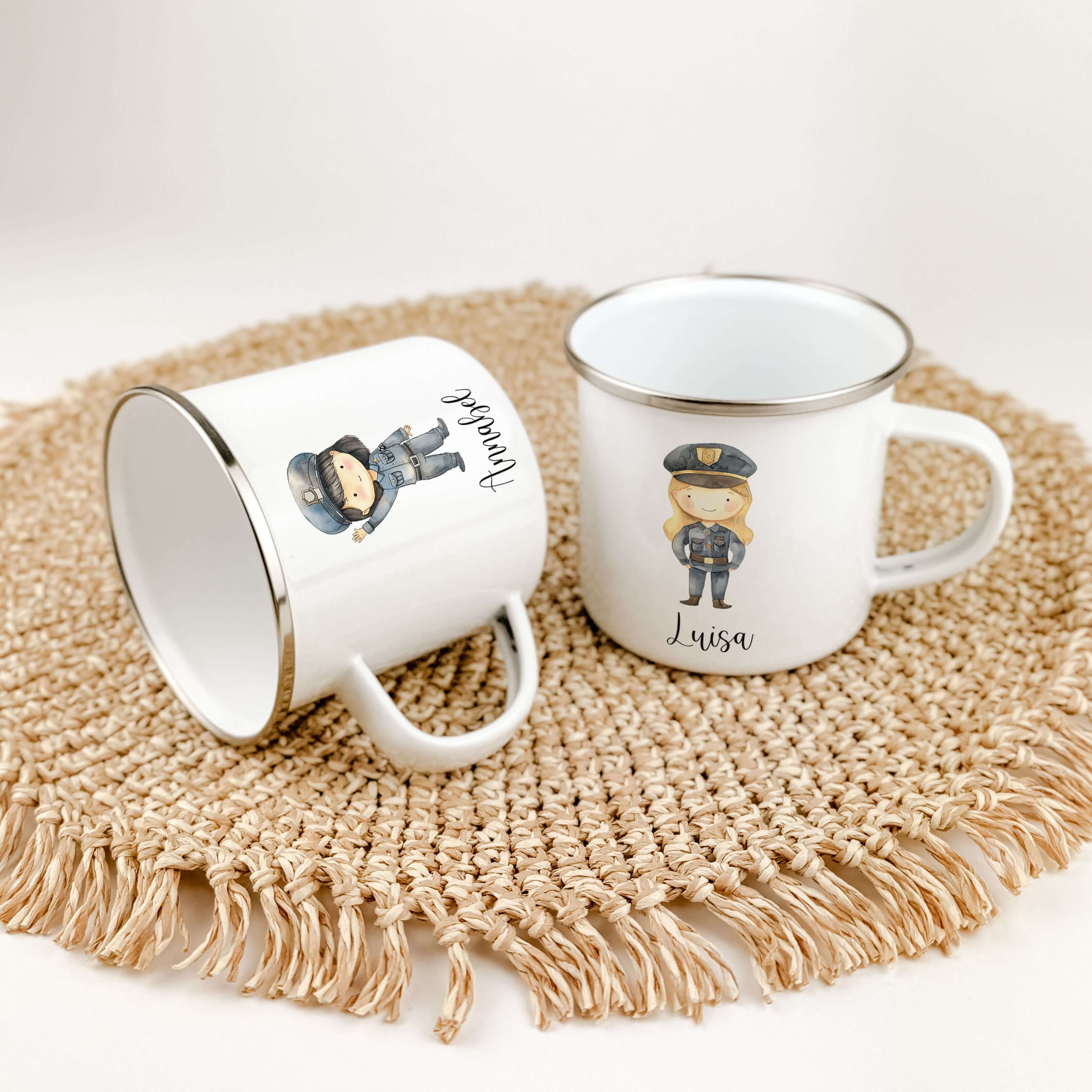 Emaille Tasse Polizistin-famprints-Emaille Tasse-Entdecke unsere bezaubernde Emaille Tasse Polizistin, die nicht nur als praktisches Trinkgefäß überzeugt, sondern auch ein liebevolles, personalisiertes Geschenk für kleine Polizistinnen ist. Diese Emaille