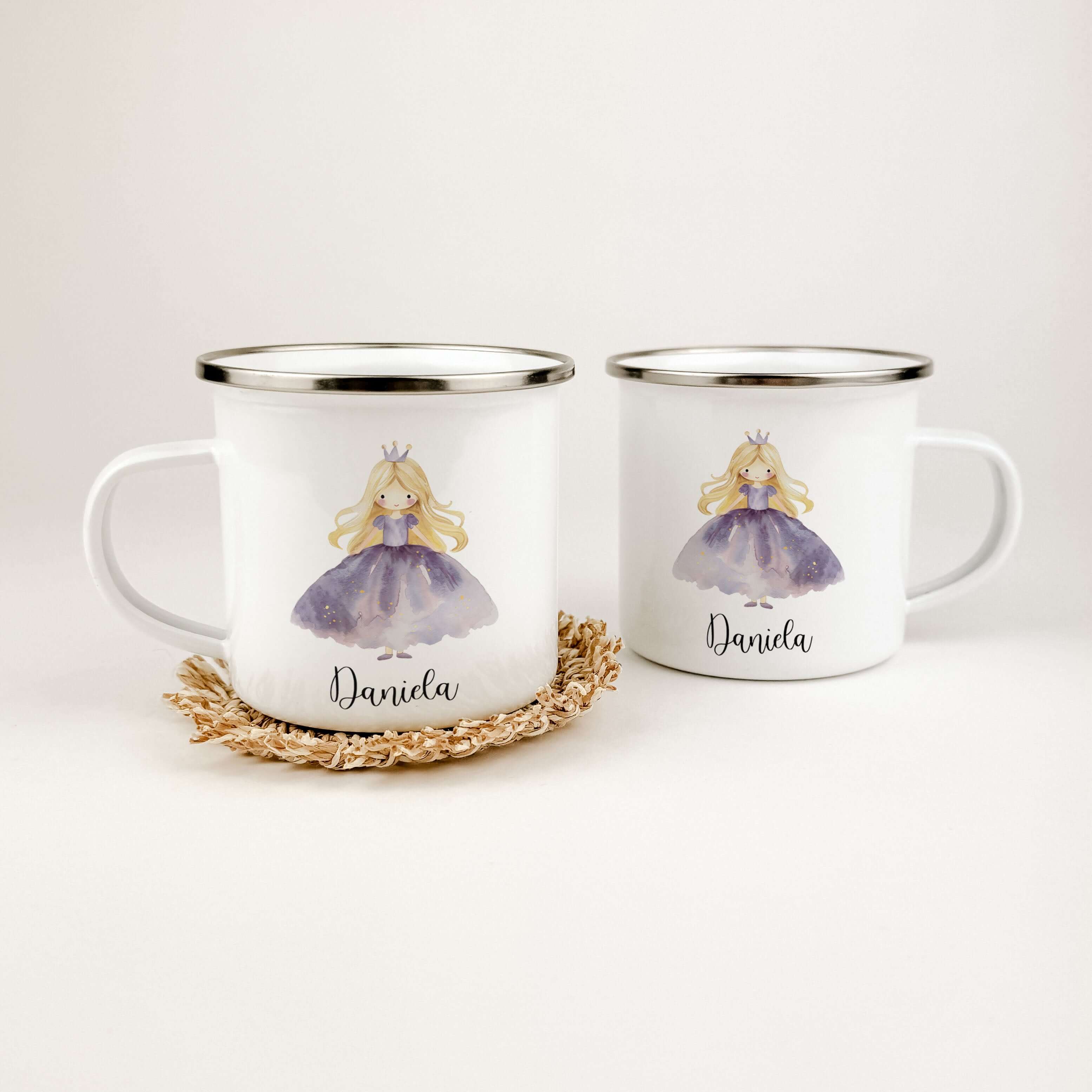 Emaille Tasse Prinzessin-famprints-Emaille Tasse-Entdecke die zauberhafte Emaille Tasse Prinzessin – ein einzigartiges Geschenk, das Kinderaugen zum Leuchten bringt. Diese personalisierte Tasse mit dem Namen deines kleinen Lieblings wird nicht nur zum täg