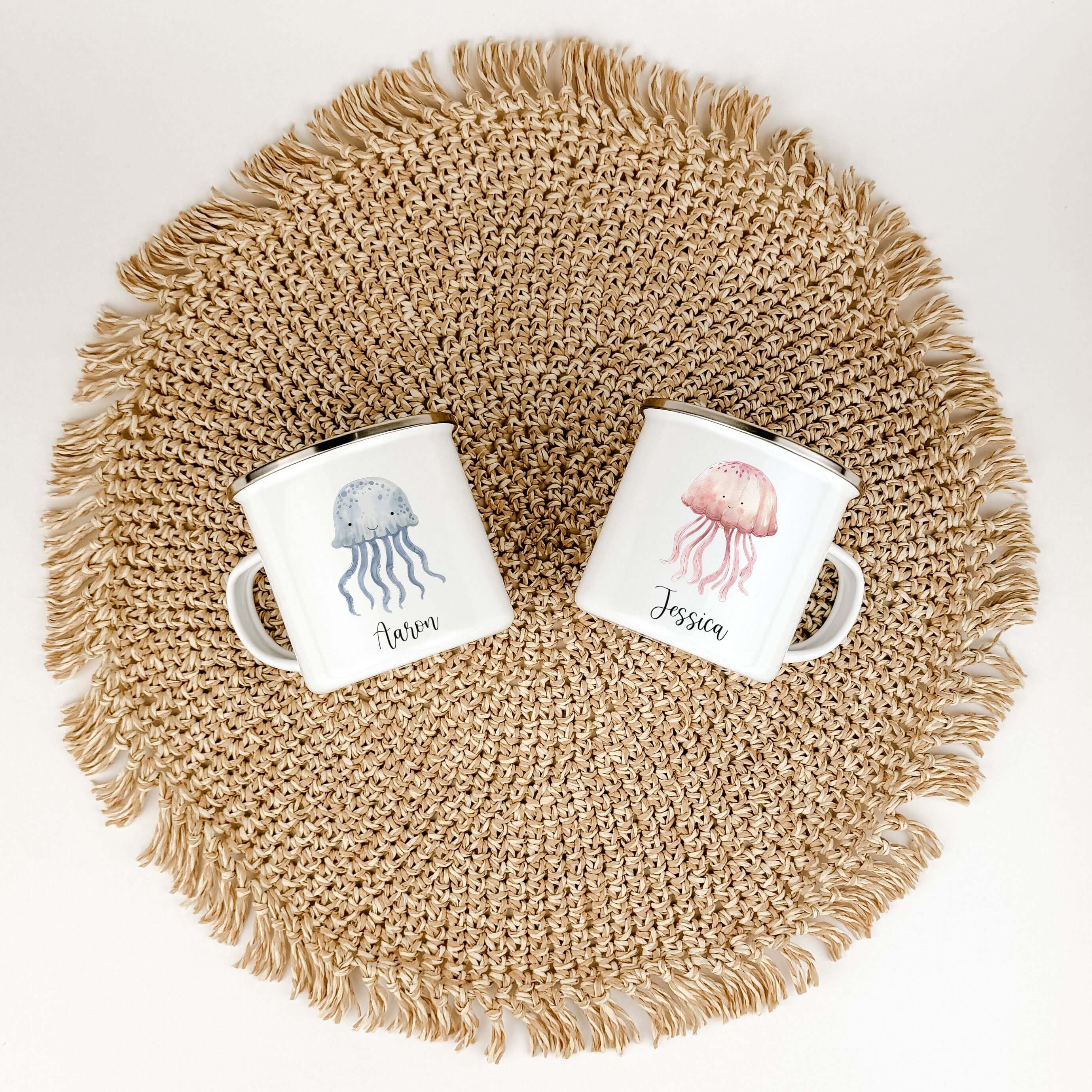 Emaille Tasse Qualle-famprints-Emaille Tasse-Entdecke die zauberhafte Emaille Tasse Qualle – ein Muss für alle kleinen Meeresliebhaber! Mit ihrem einzigartigen Aquarell-Design ist diese Emaille Tasse nicht nur ein funktionales Trinkgefäß, sondern auch ein