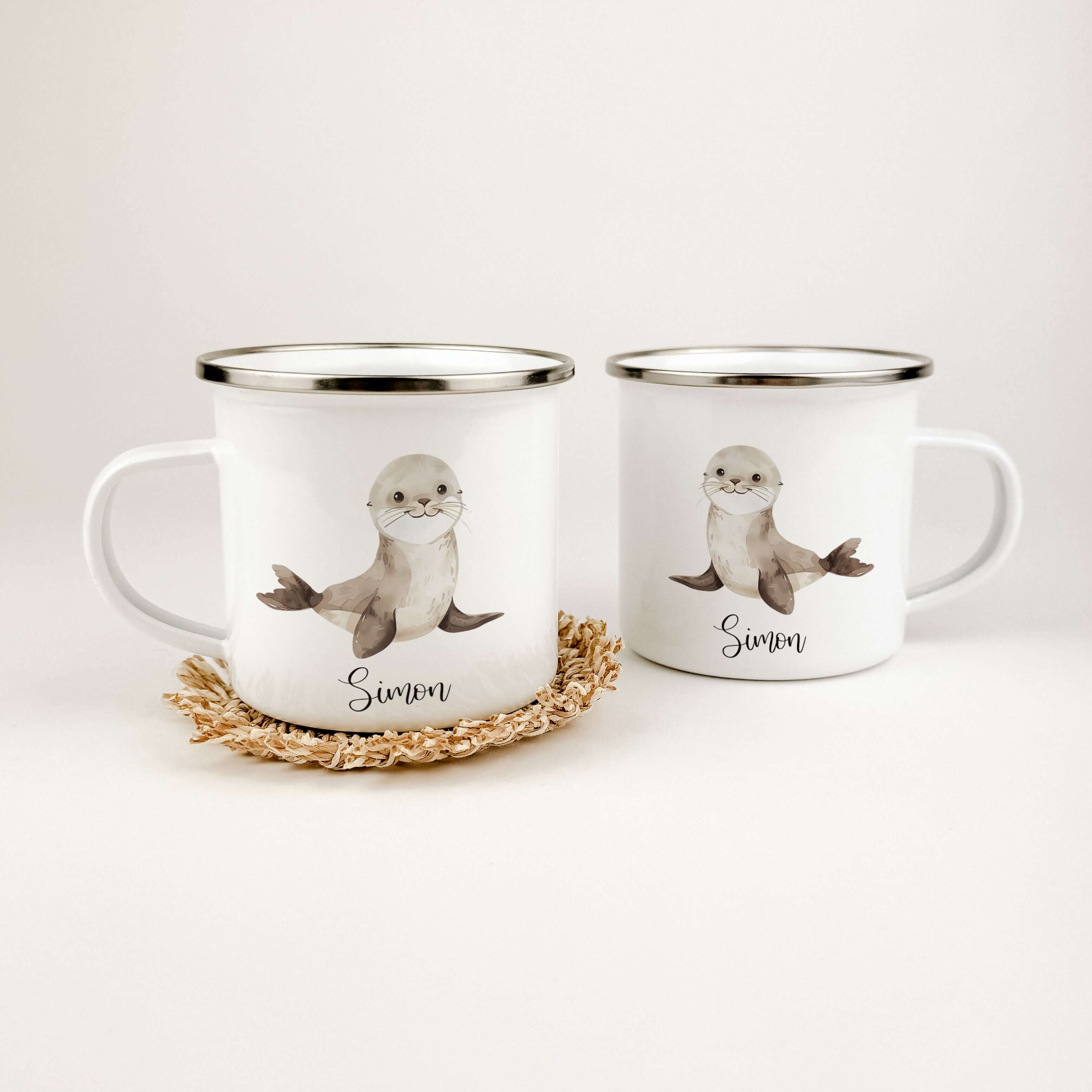 Emaille Tasse Seerobbe-famprints-Emaille Tasse-Entdecke die zauberhafte Emaille Tasse Seerobbe – das perfekte personalisierte Geschenk für kleine Seefahrer! Diese liebevoll gestaltete Emaille Tasse personalisiert sorgt für strahlende Kinderaugen und bring