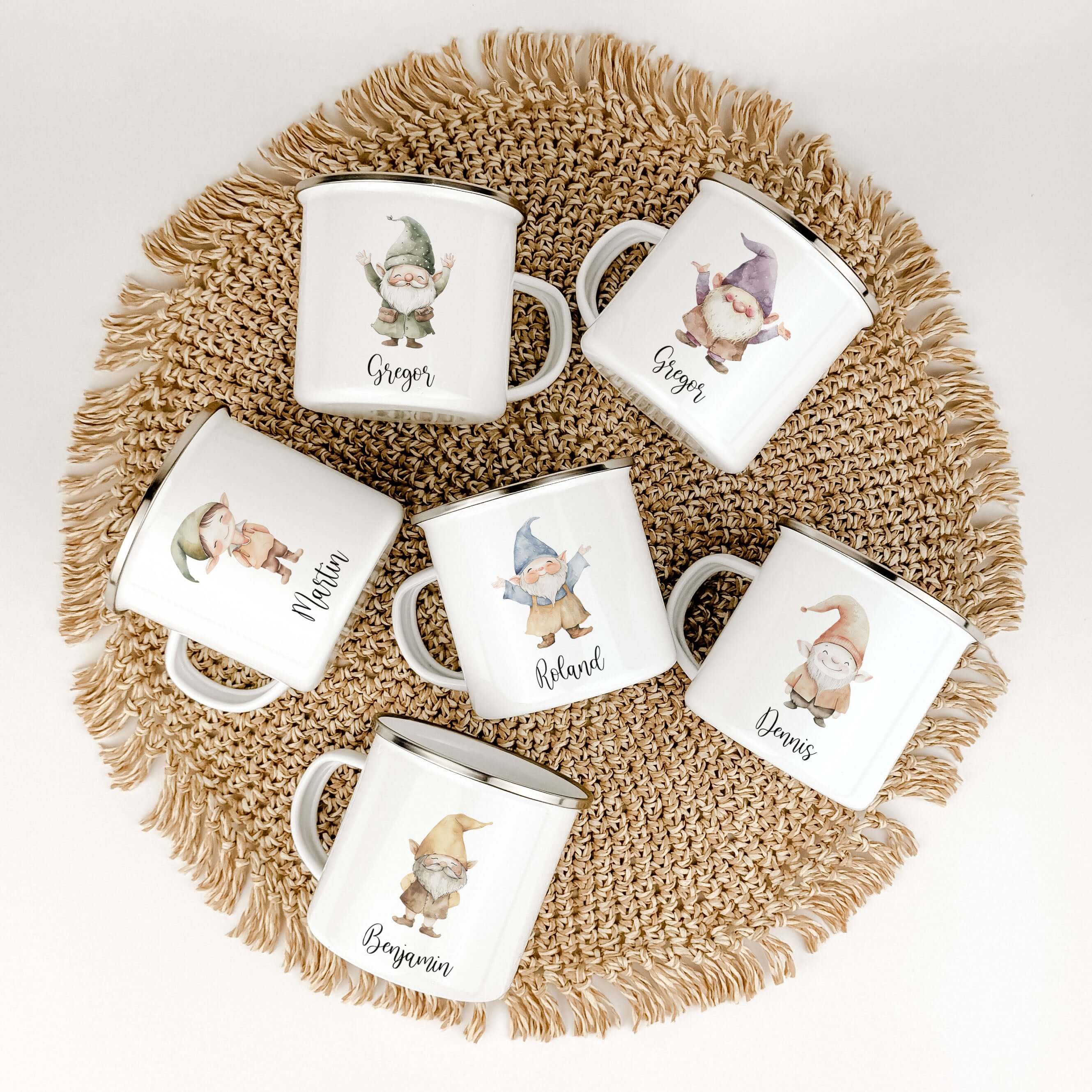 Emaille Tasse Wichtel-famprints-Emaille Tasse-Entdecke die zauberhafte Emaille Tasse Wichtel, die nicht nur durch ihre liebevolle Gestaltung begeistert, sondern auch zahlreiche Vorteile für dein Kind bietet. Diese personalisierte Tasse mit dem Namen deine